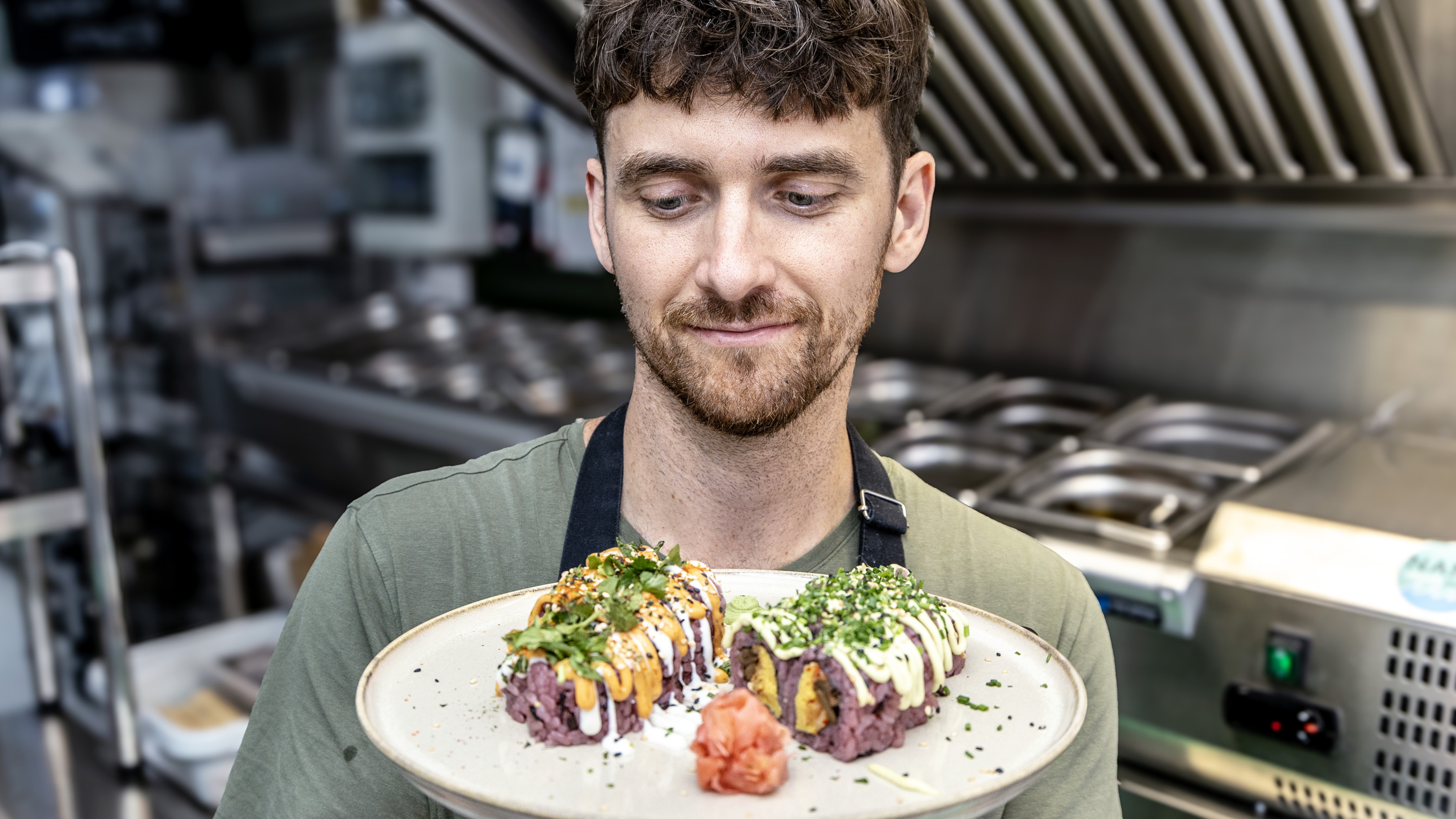 Paarse uramaki en watermeloen als ’tonijn’: chef Sebastian is de enige in Haarlem met veganistisch s