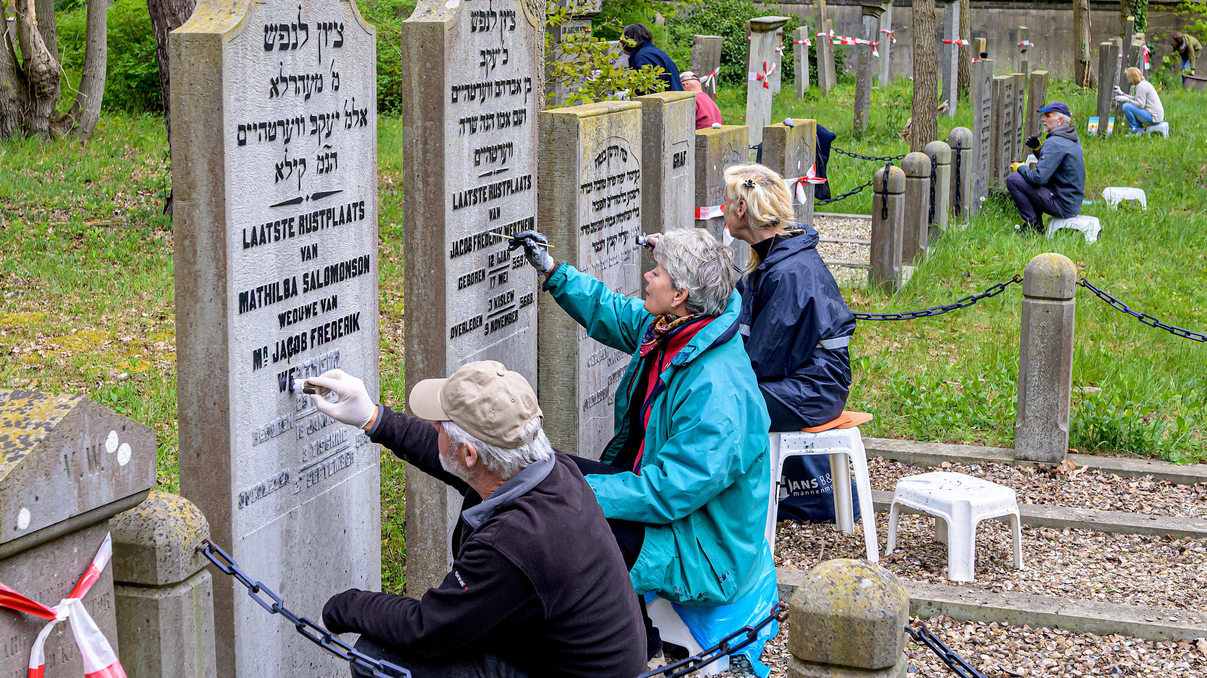 'I am doing this now to support the Jewish people.' For the first time in over 200 years, the gravestones at the Jewish Cemetery in Overveen are being restored.