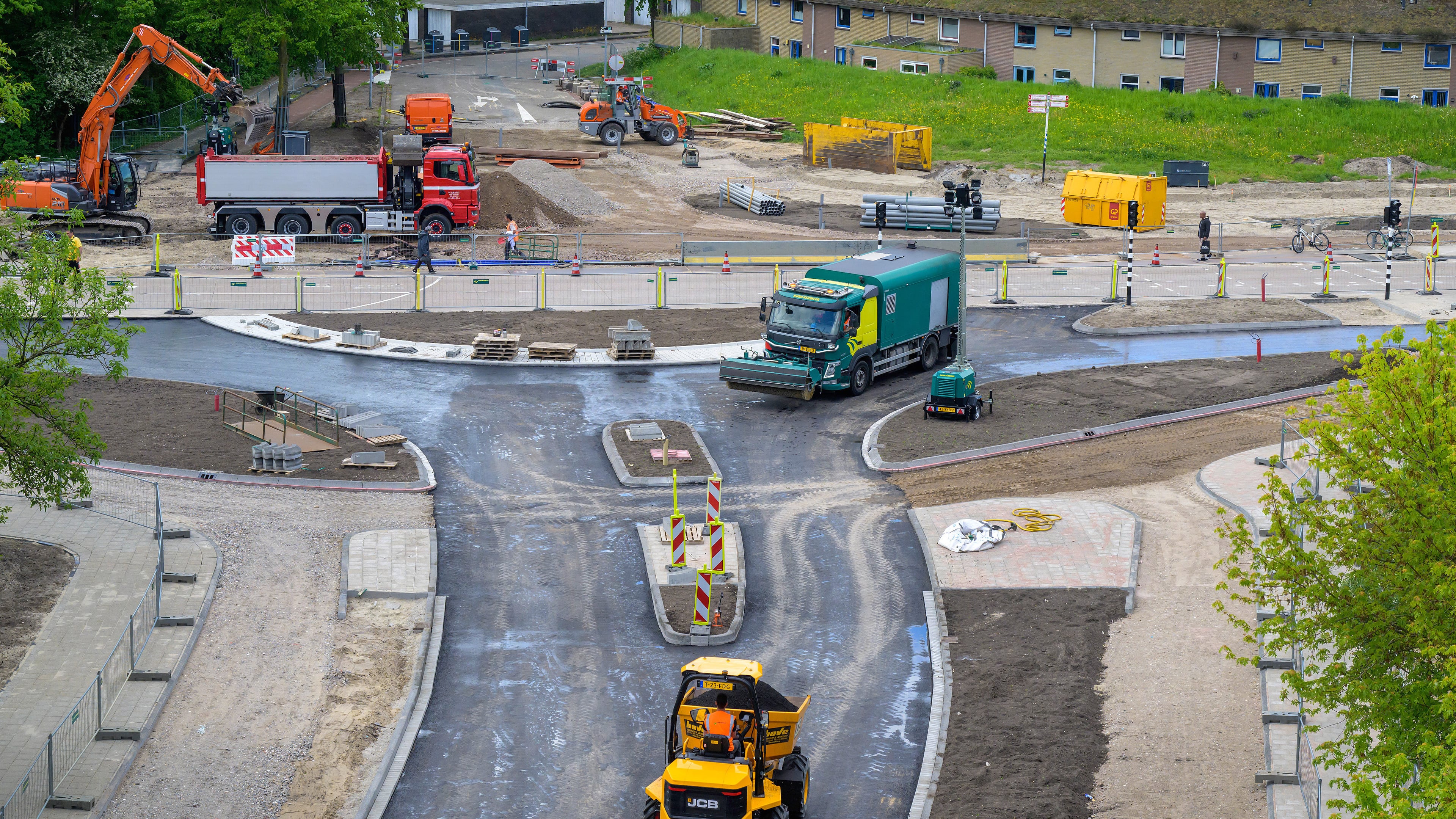 Orange cranes, yellow and green loaders: colorful construction chaos along Europaweg Haarlem