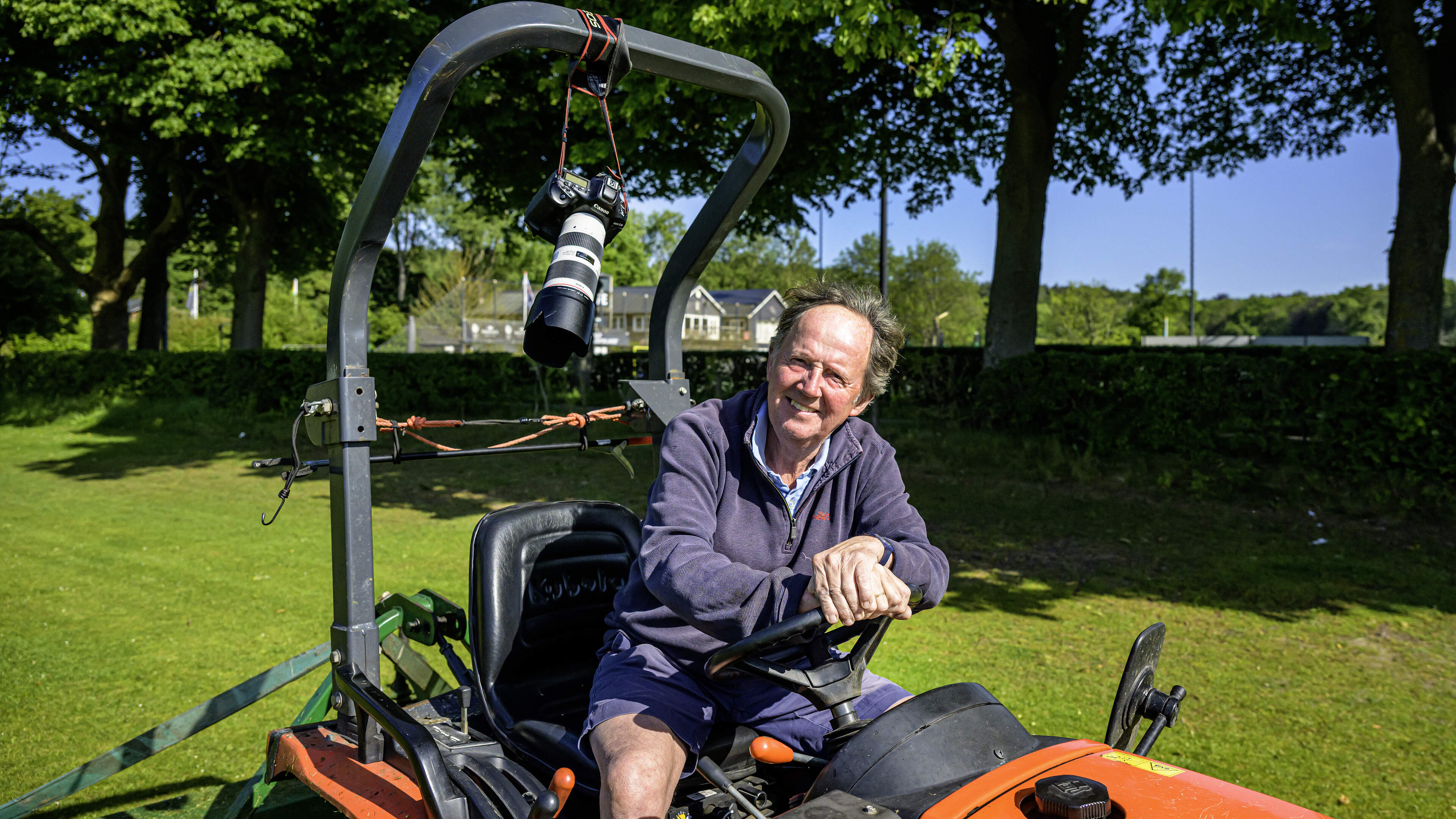 Koen Suyk (72) was the Netherlands' top hockey photographer for years; now he is happy mowing the fields of Bloemendaal