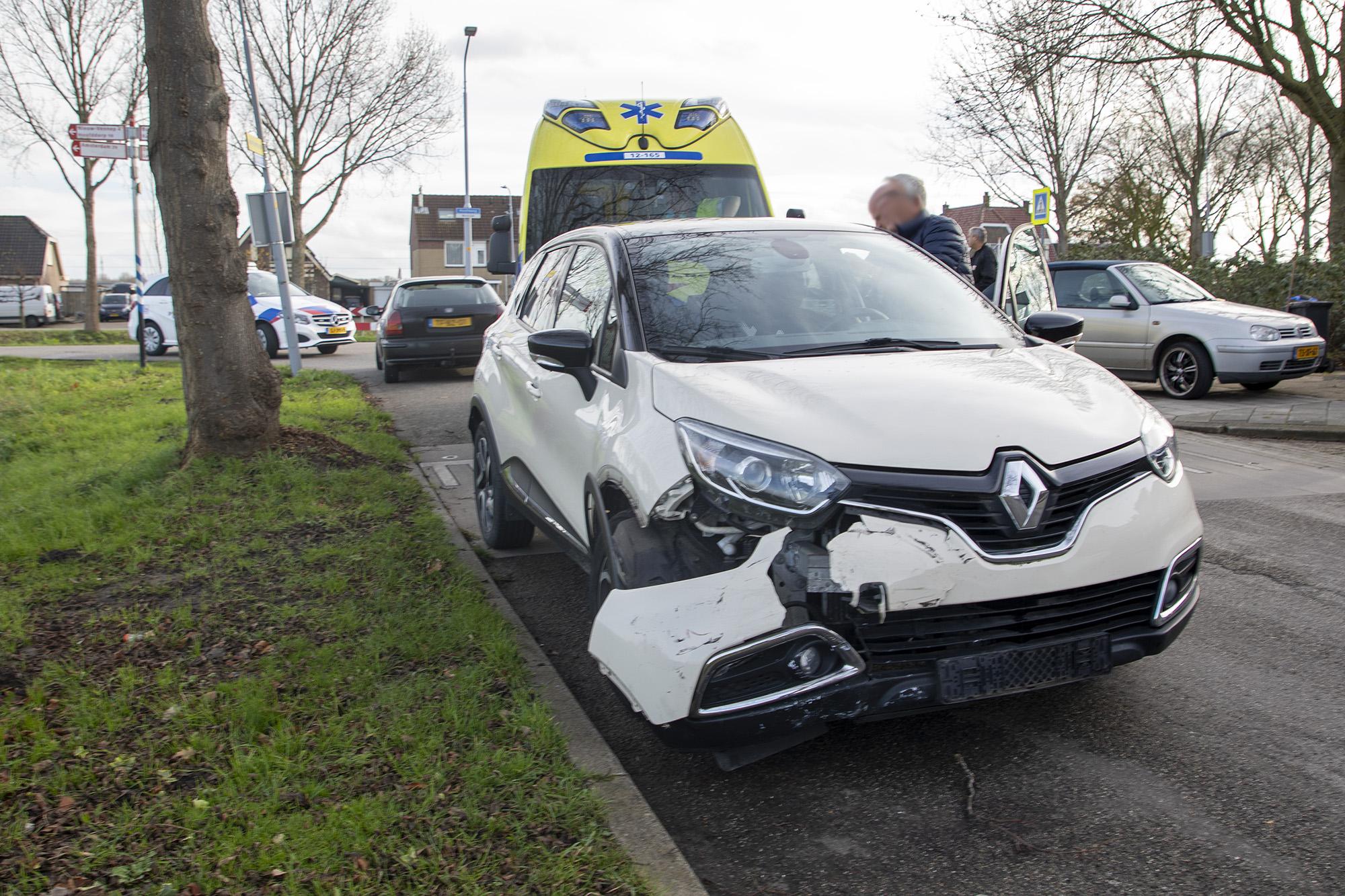 Vrouw lichtgewond na aanrijding in Abbenes