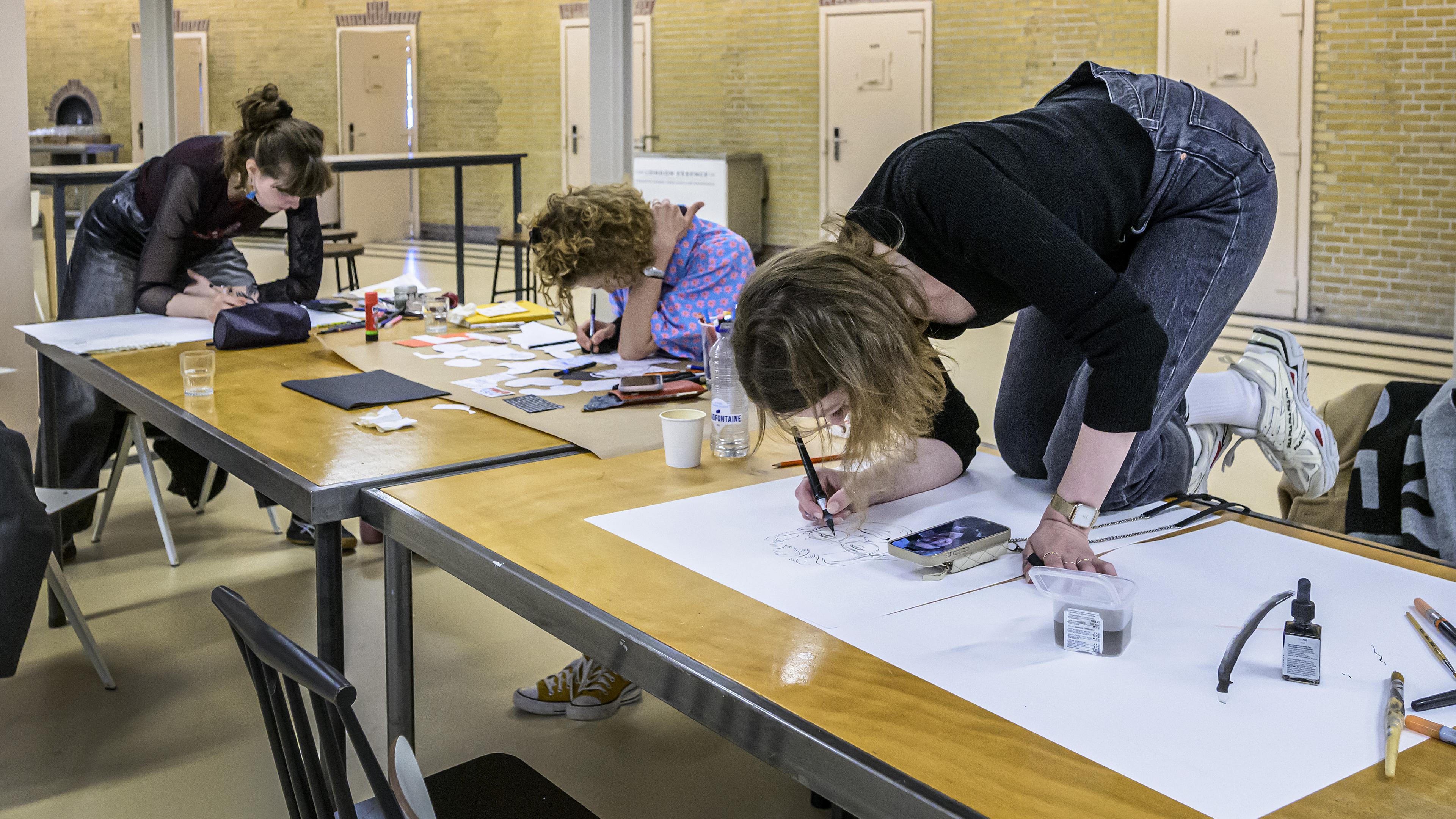 Graphic journalism, ofwel stripjournalistiek, is in opkomst. Vier beoefenaars live aan het werk tijd
