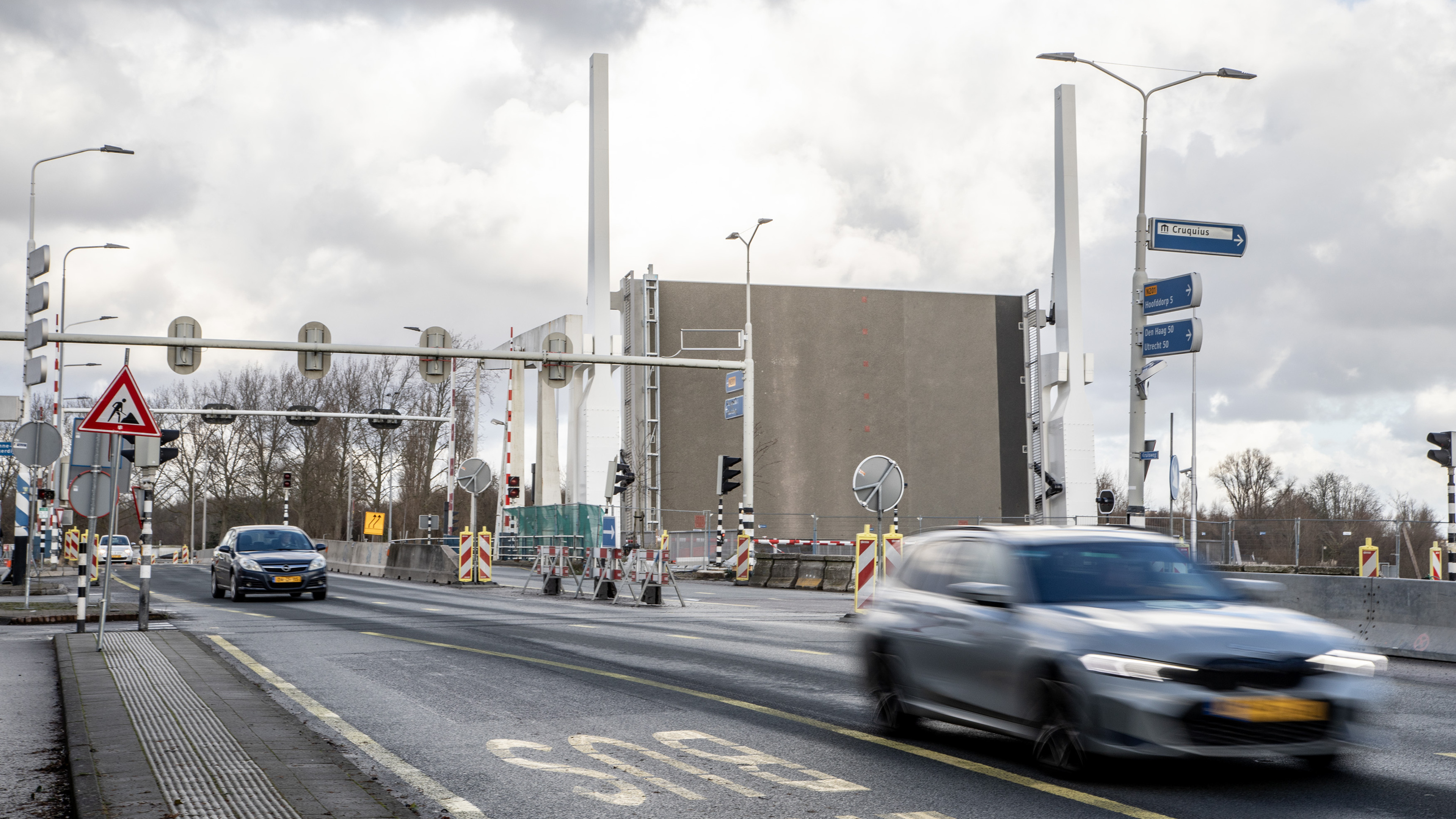 Provincie laat foute klep Cruquiusbrug ’bijschaven’, maar verwacht geen vertraging voor totale klus