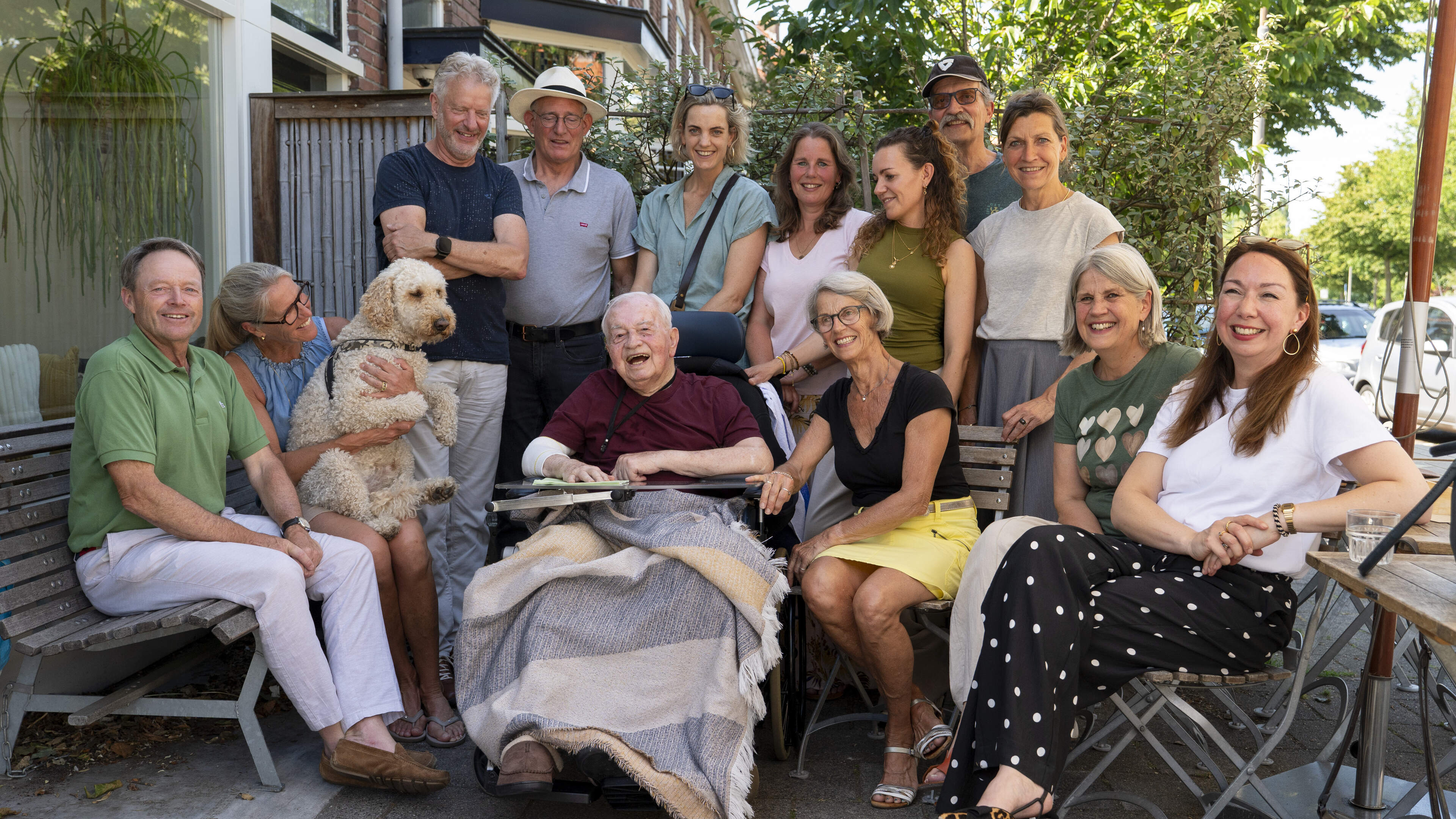 His old neighbors are lining up to push Rob (91) in his wheelchair from Schoterhof to his favorite coffee spot: 'We are like family'