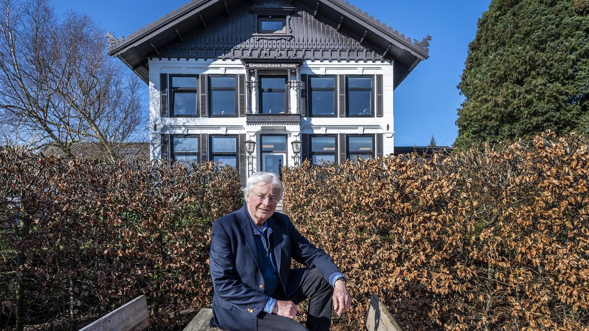 Architect Max van de Poll vindt dat hij juist een ’erfgoed-antenne ...