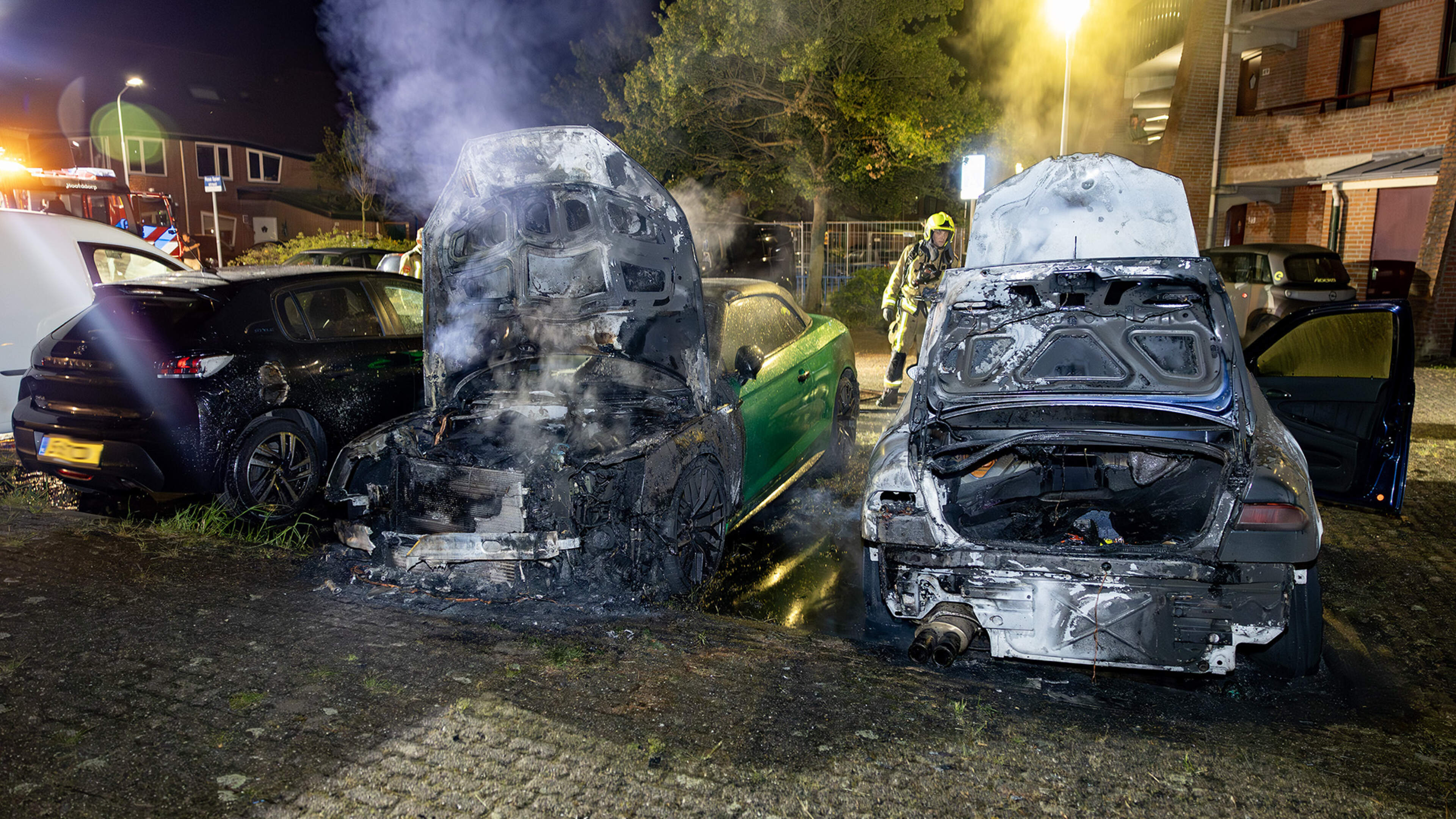 Two cars destroyed by fire in Hoofddorp