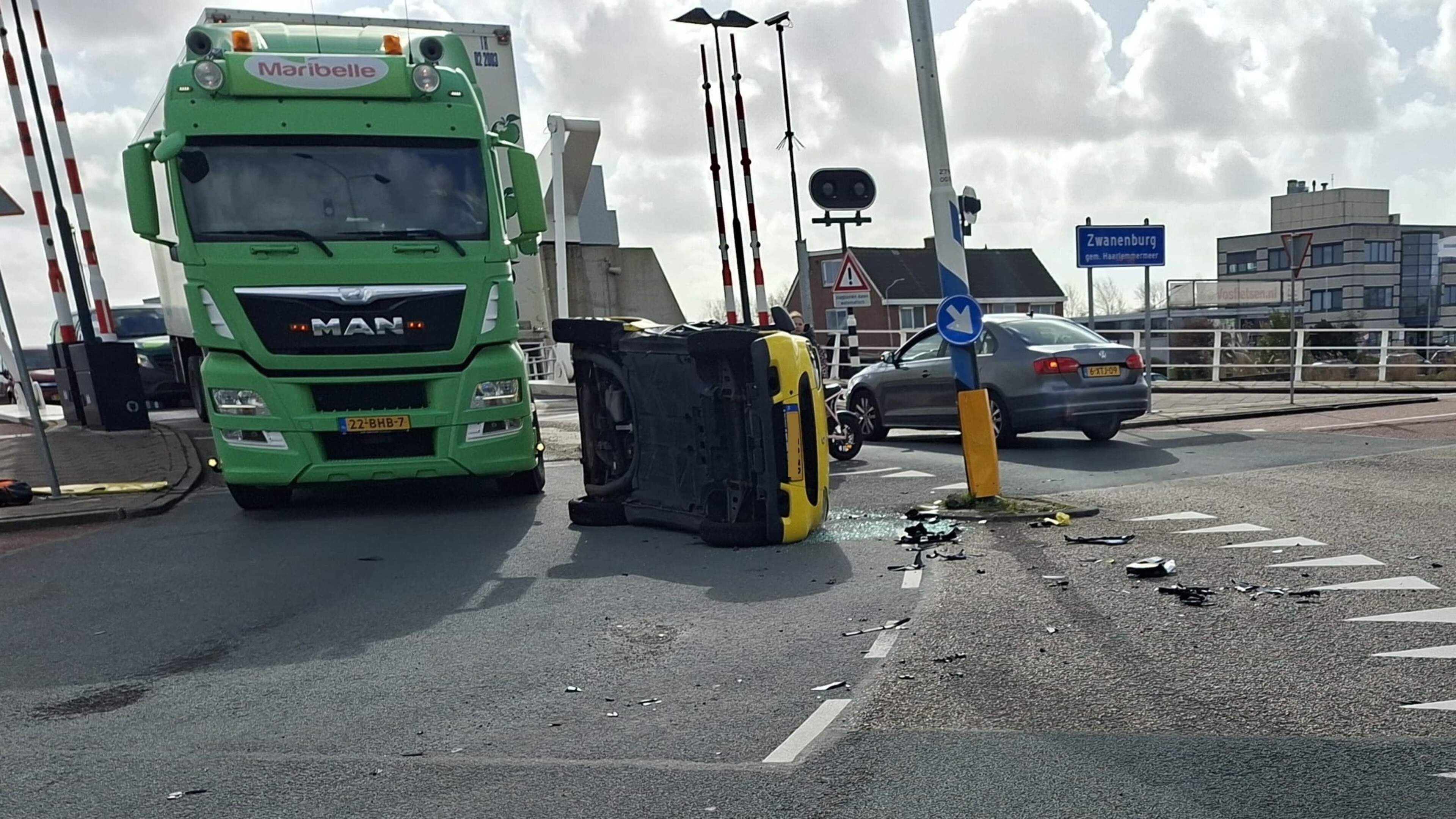 Car ends up on its side after collision at bridge between Zwanenburg and Halfweg