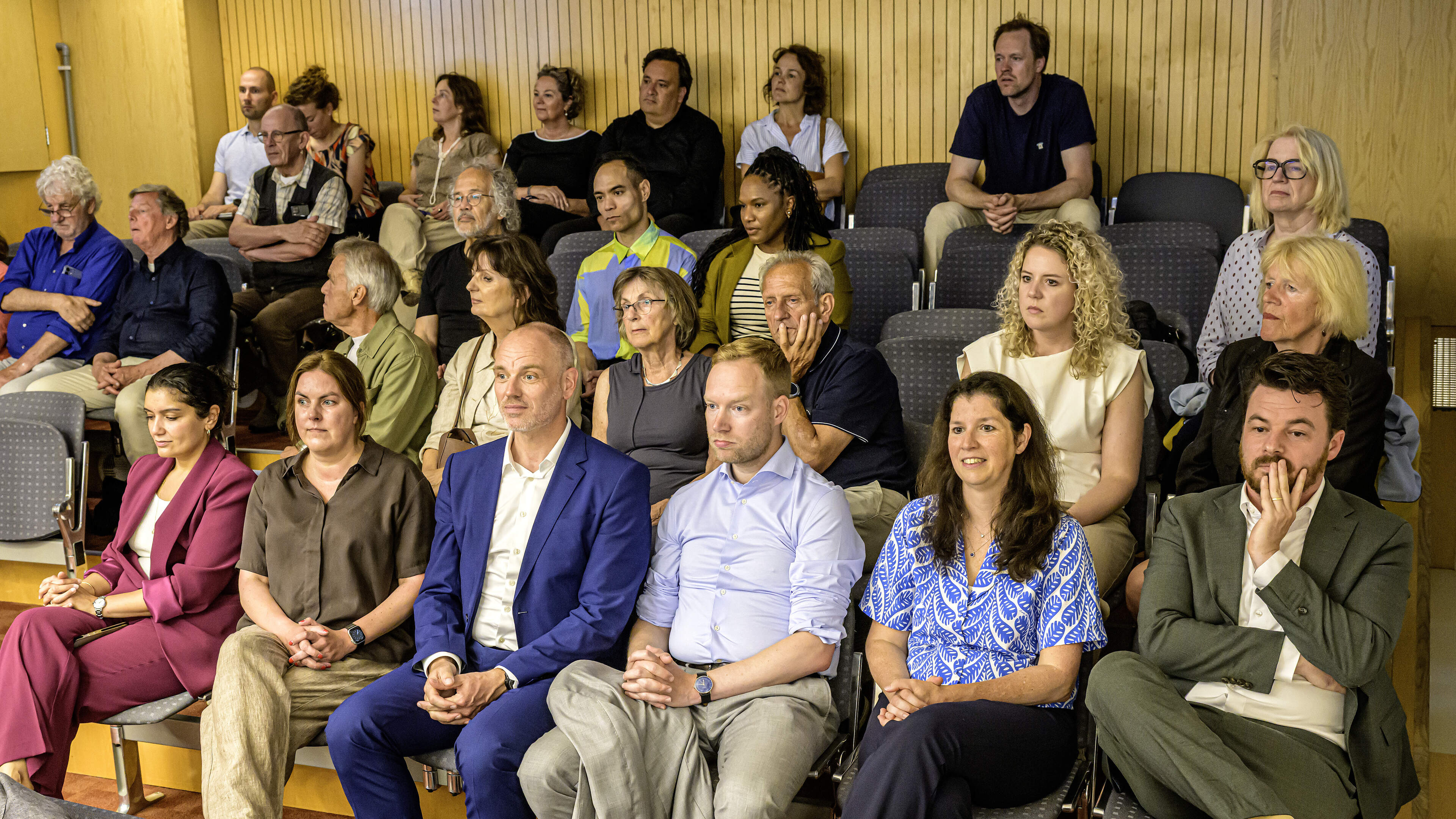 Why does a Haarlem city councilor earn more than twice as much as those in Velsen or Bloemendaal?
