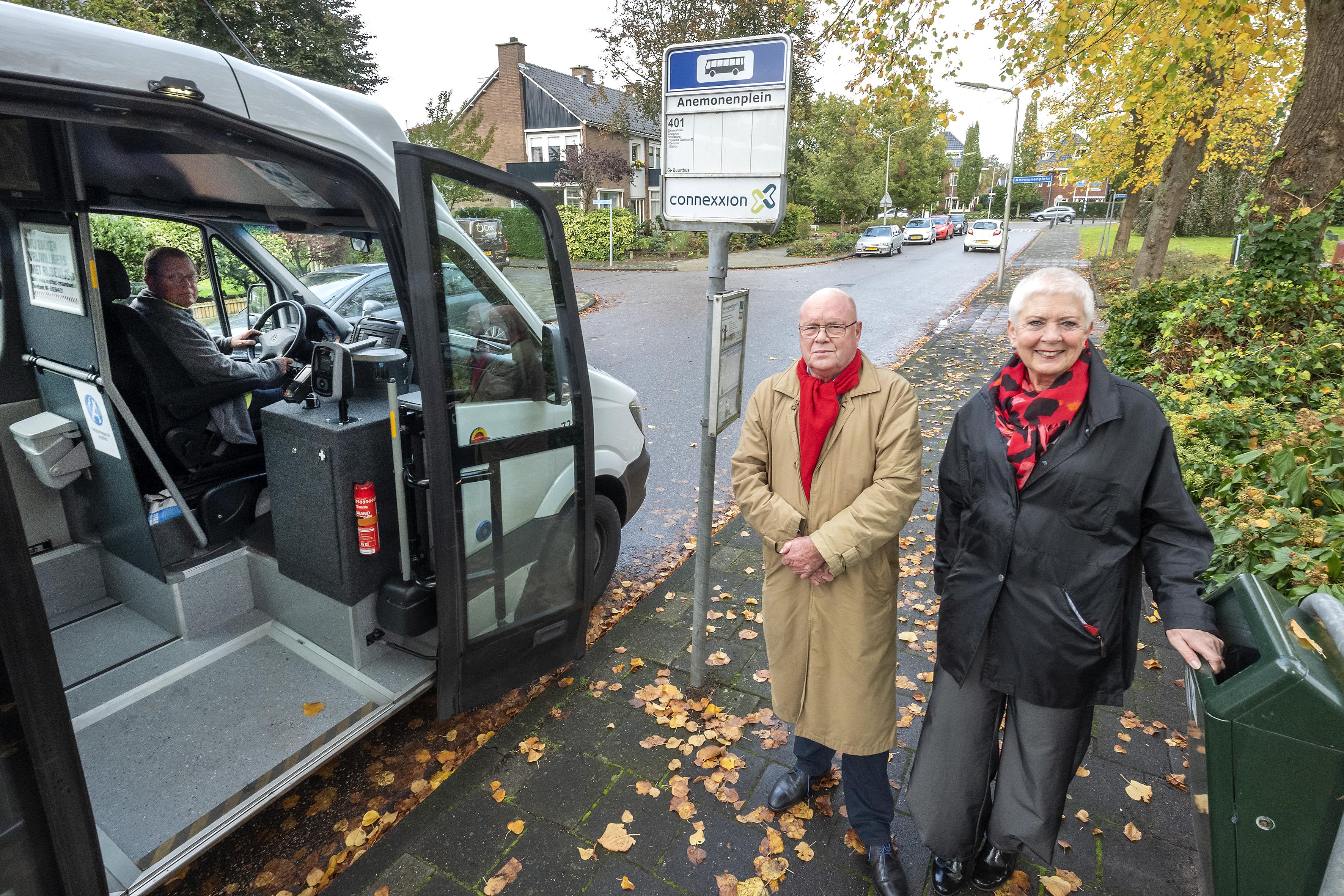 Buurtbus Zwaanshoek veertig jaar: Elk jaar stappen zo’n 20.000 passagiers in