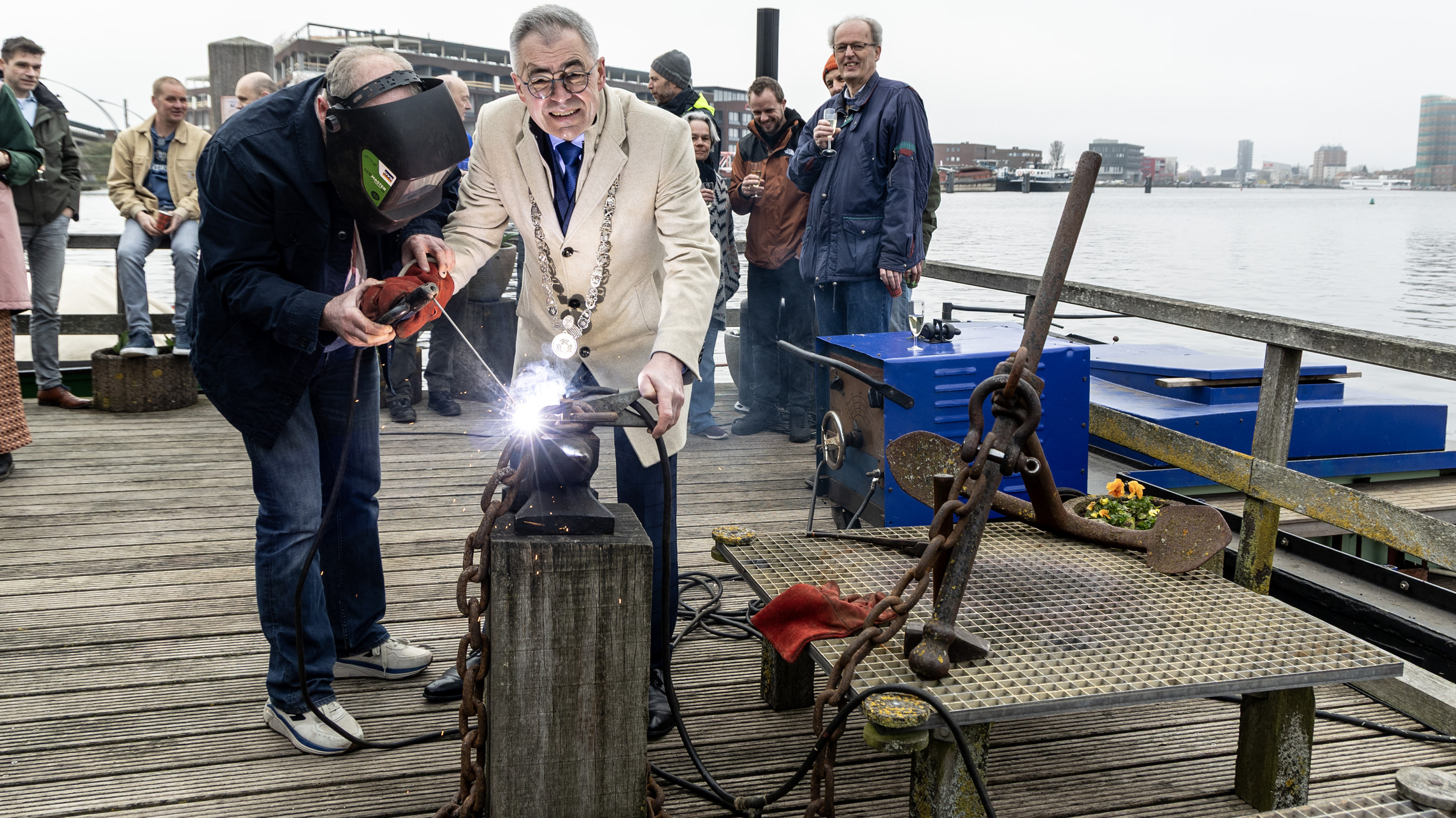 Mayor Jos Wienen welds anchor chain to establish Floating Heritage Kon-Tiki: ‘It symbolizes the link to the future’