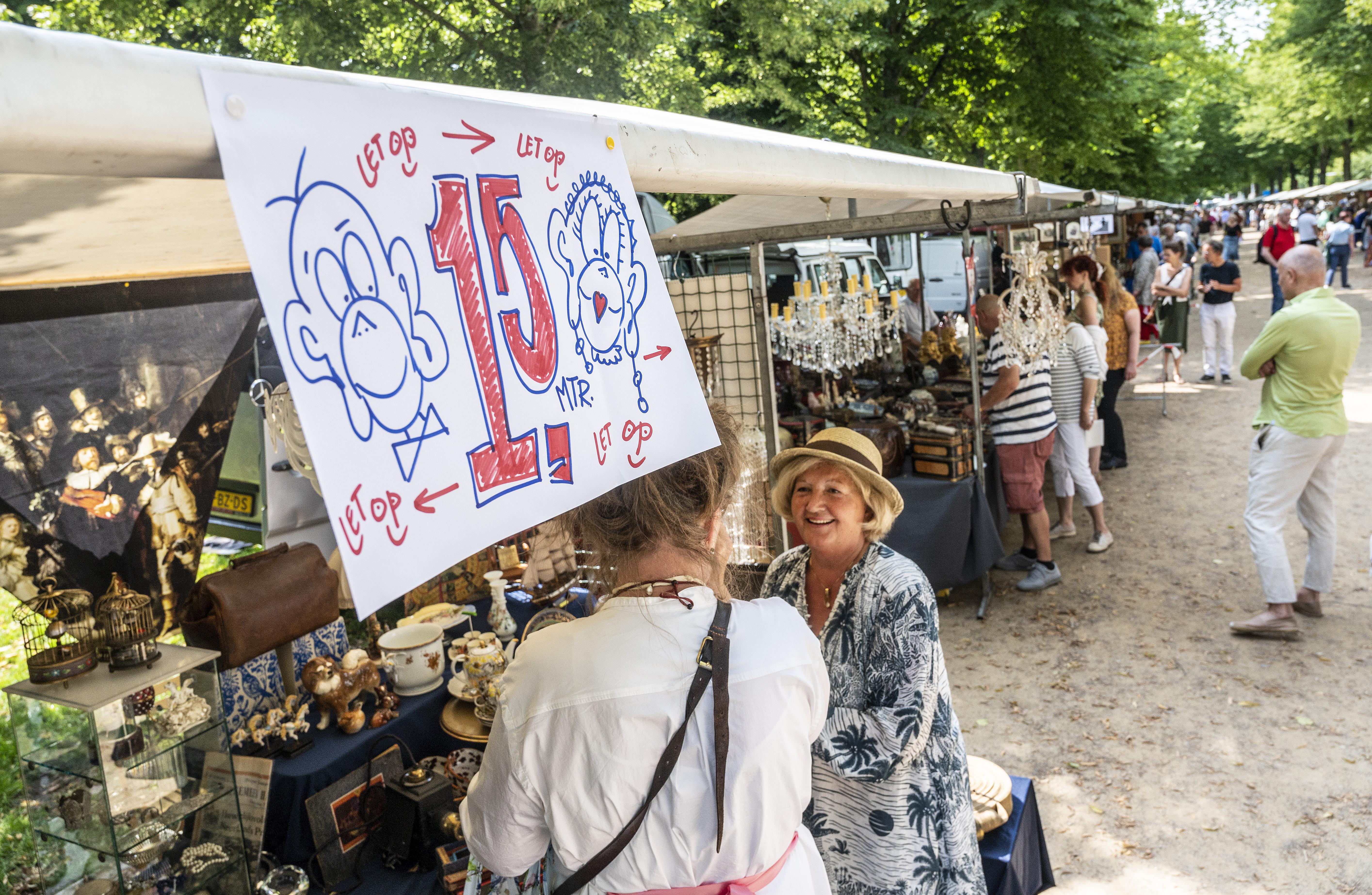 Antique market spared: early stall setup allowed again