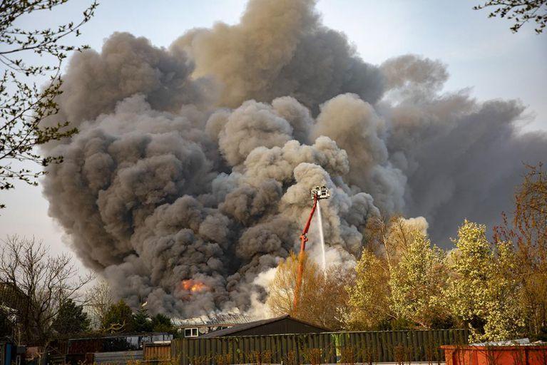 Live: Zeer grote brand in Zwaanshoek [video]