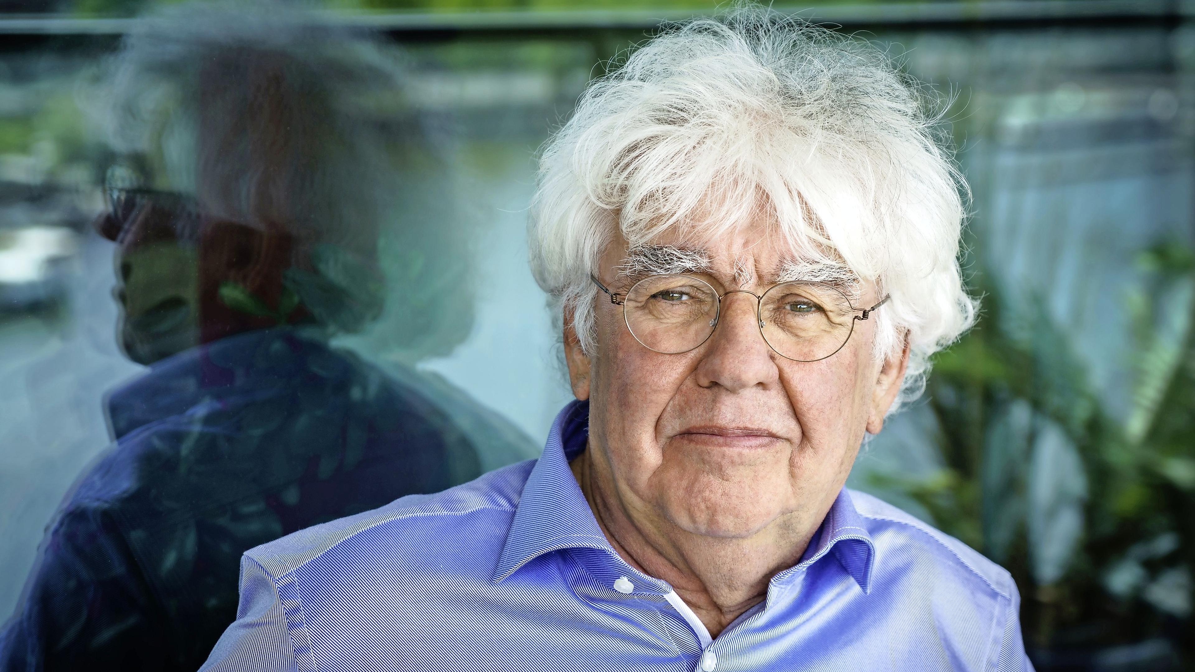 Geert Mak signeert zijn boek ’Wisselwachter’