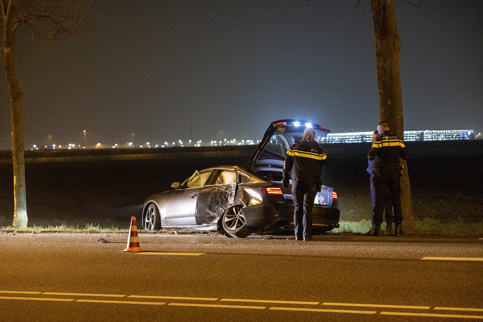 Agenten treffen gecrashte auto zonder bestuurder aan in Badhoevedorp