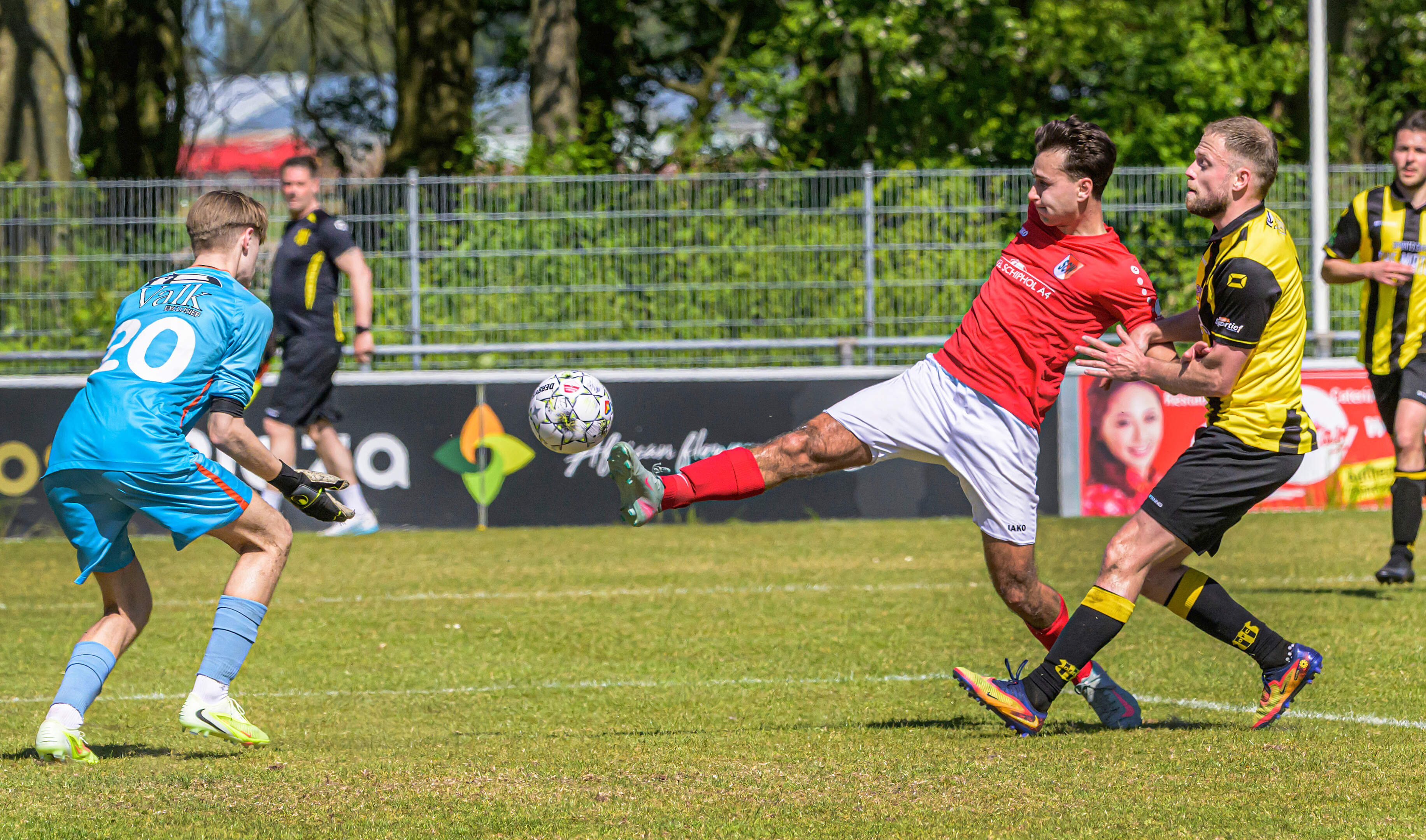 Stan Eveleens mercilessly punishes OFC blunder; SCW takes step towards third division survival