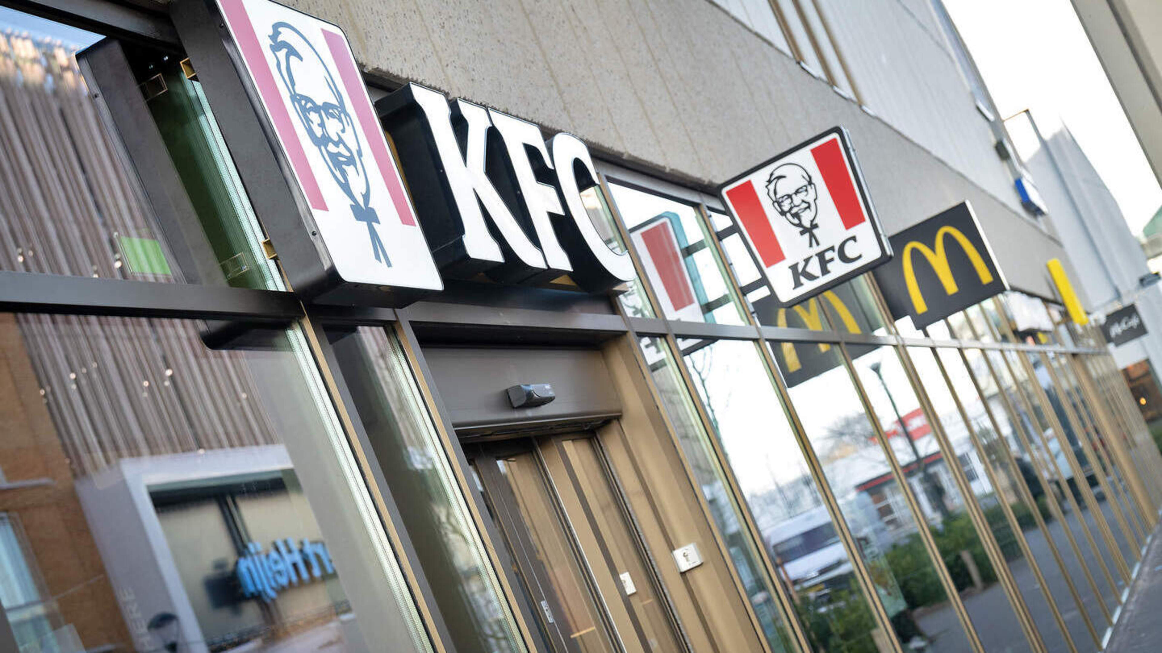 Italian threatened officers with fake hand grenade at Haarlem KFC; psychiatrist and psychologist to examine him