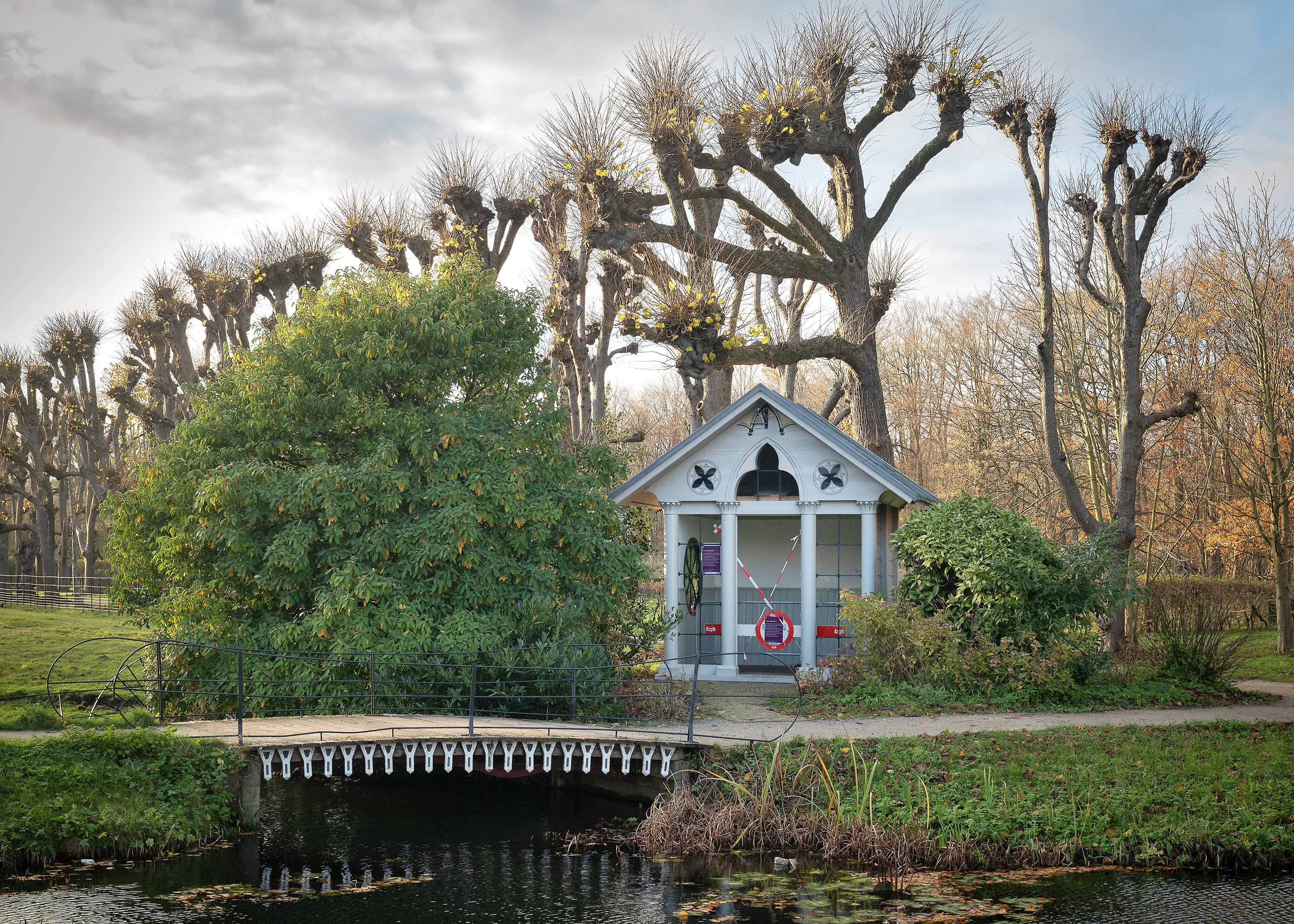 Blowende jongeren vernielen folly buitenplaats Elswout in Overveen