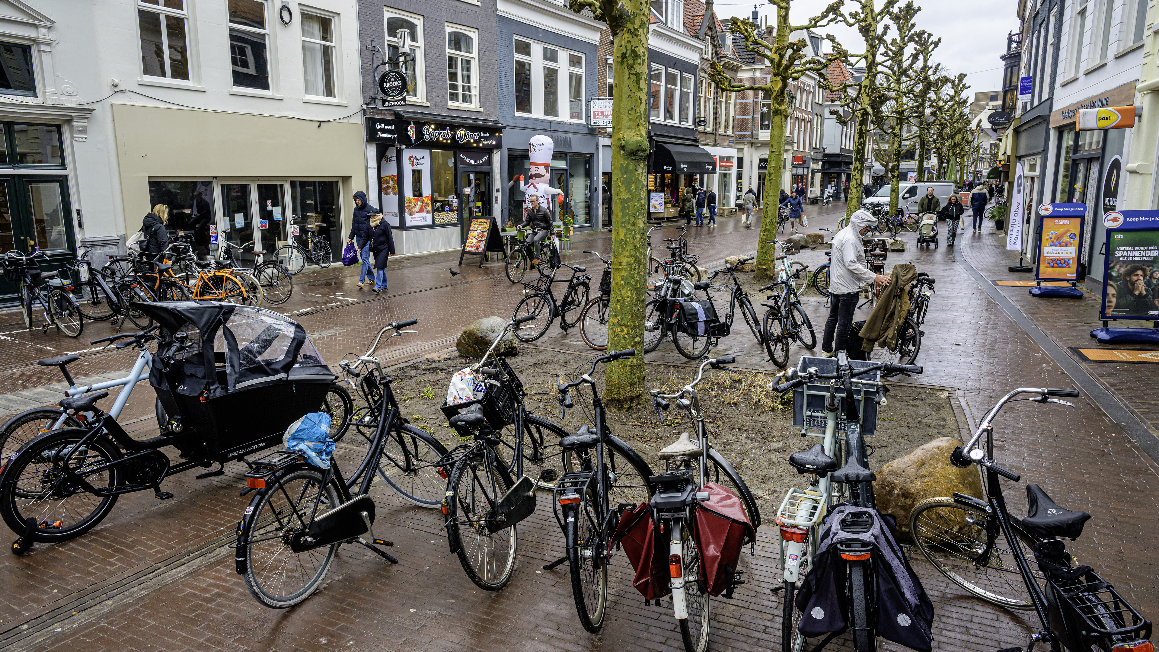 Shoppers flout bicycle parking ban: 'It’s raining. No enforcement seen'
