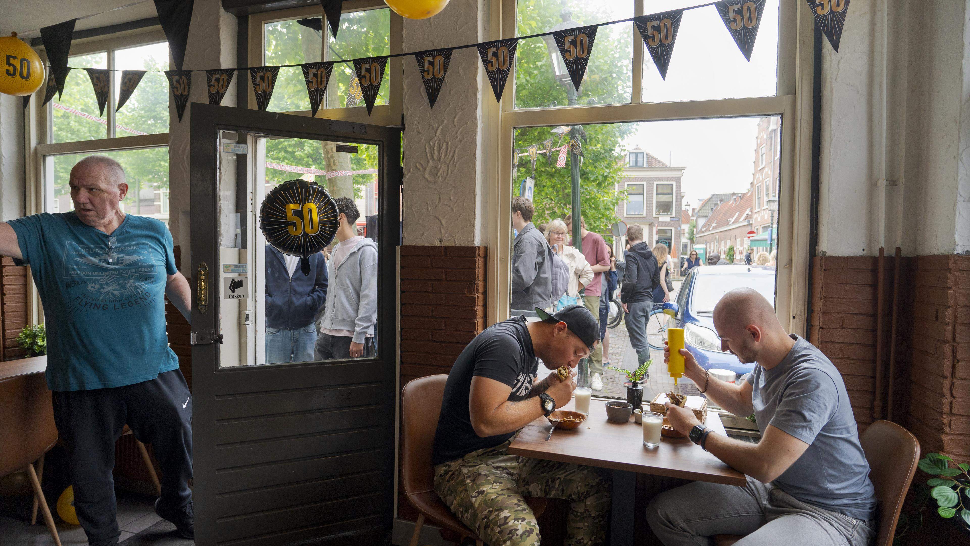 Meterslange rijen op de Botermarkt: gratis shoarma voor iedereen