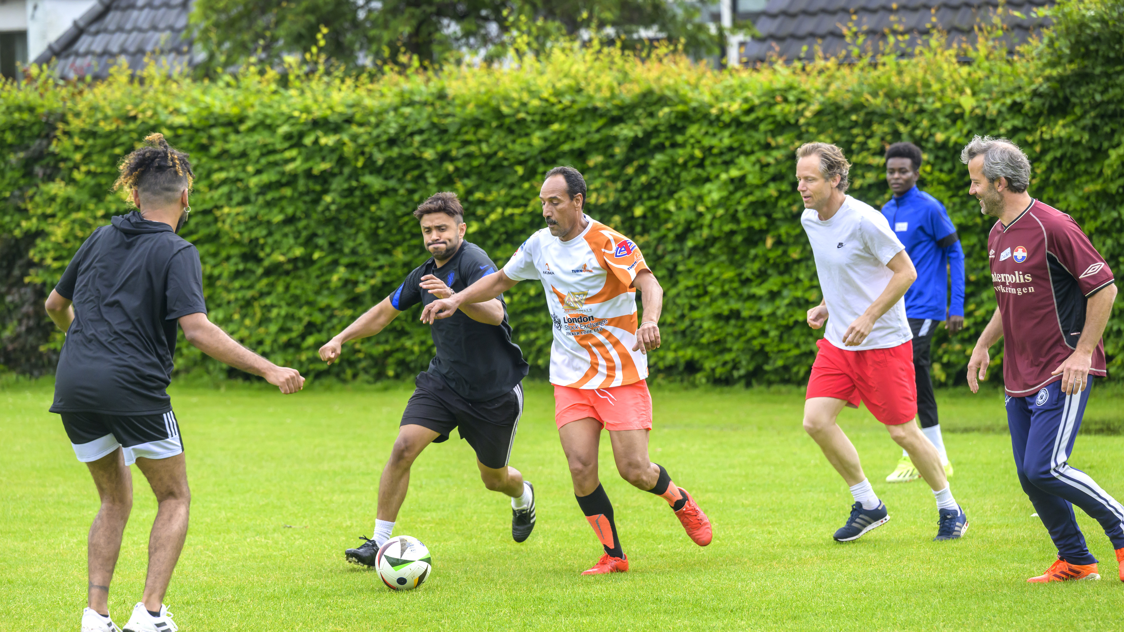 Samen voetballen en eten verbroedert. Omwonenden Oldenhove voetballen met hun nieuwe buren
