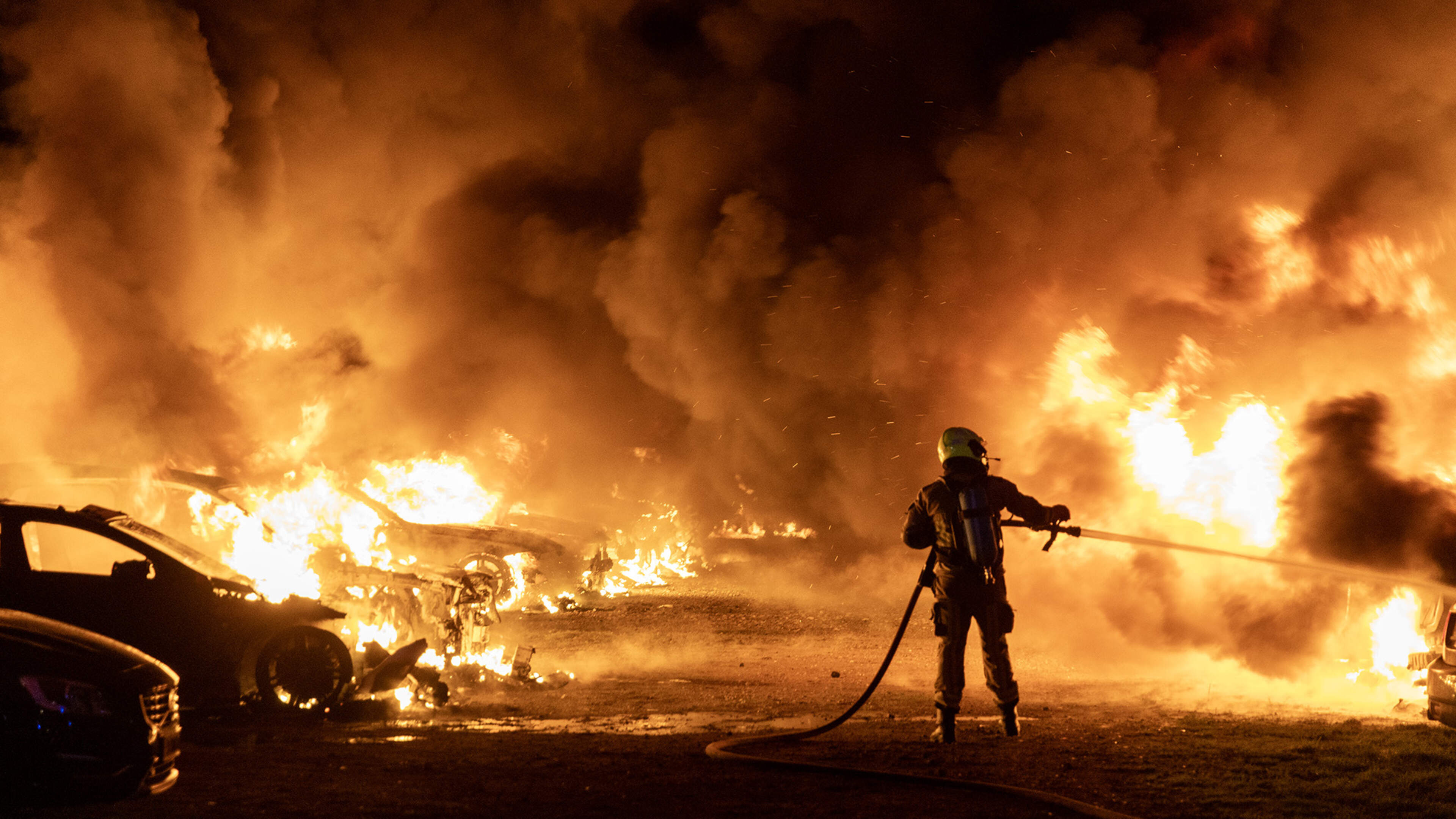 Meerdere brandhaarden verwoesten tientallen auto’s op parkeerterrein bij Schiphol