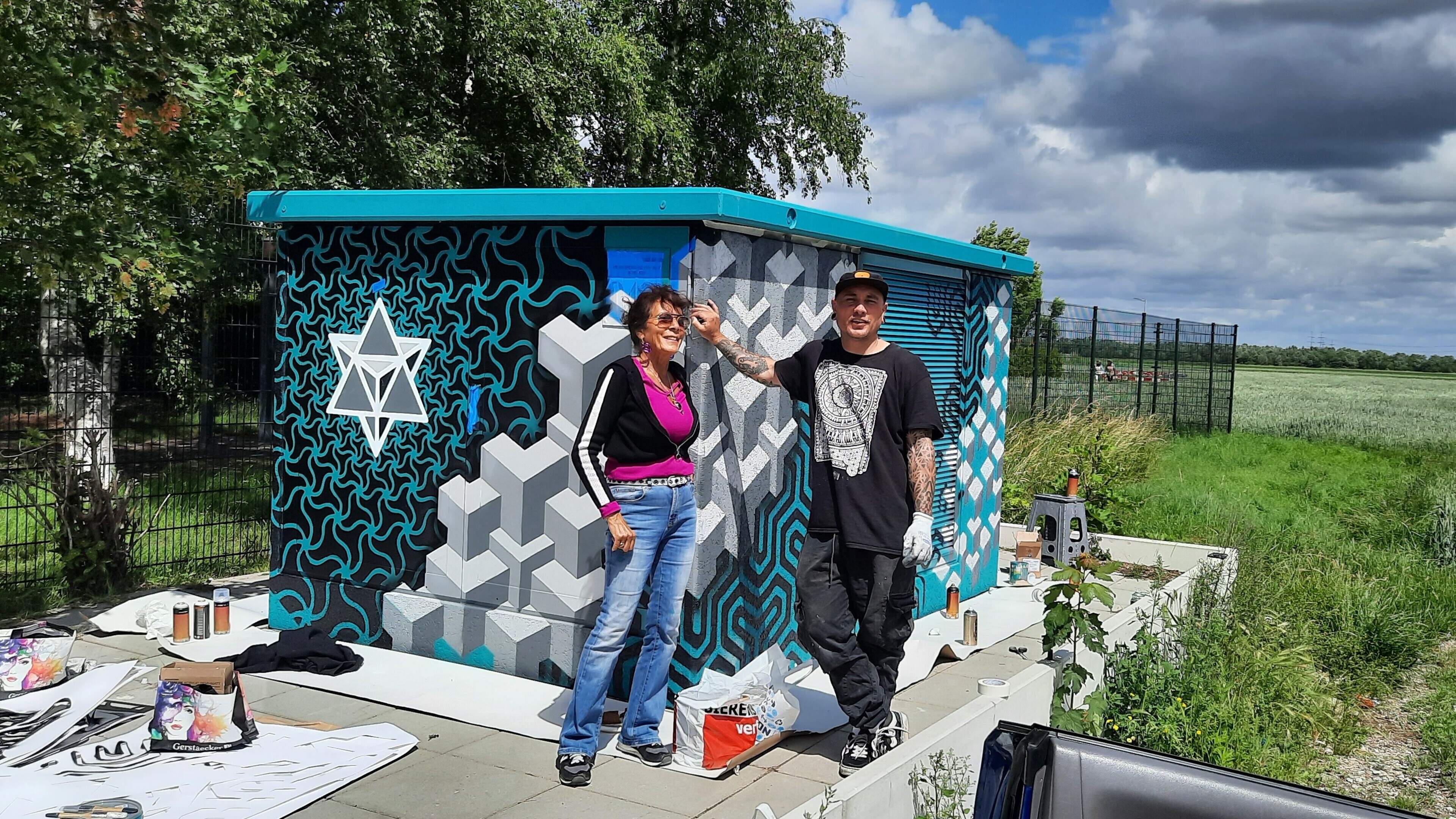 Artist Demian de Jonge and his mother create artwork on electricity substation in Beinsdorp