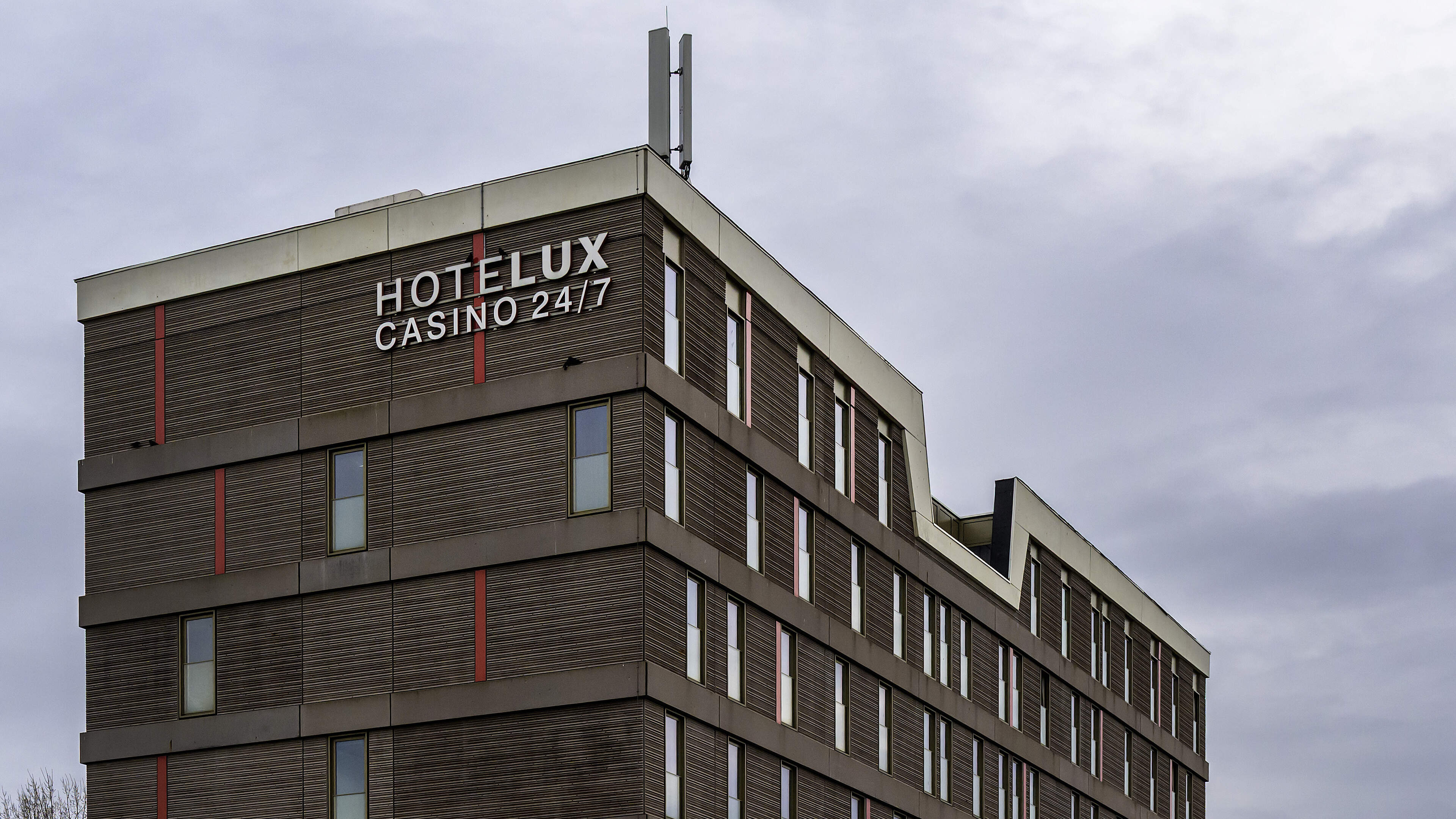 Voormalig spookhotel in Hoofddorp moet dit weekend alweer dicht omdat vergunning mist: ’Risico van ondernemer om open te gaan’