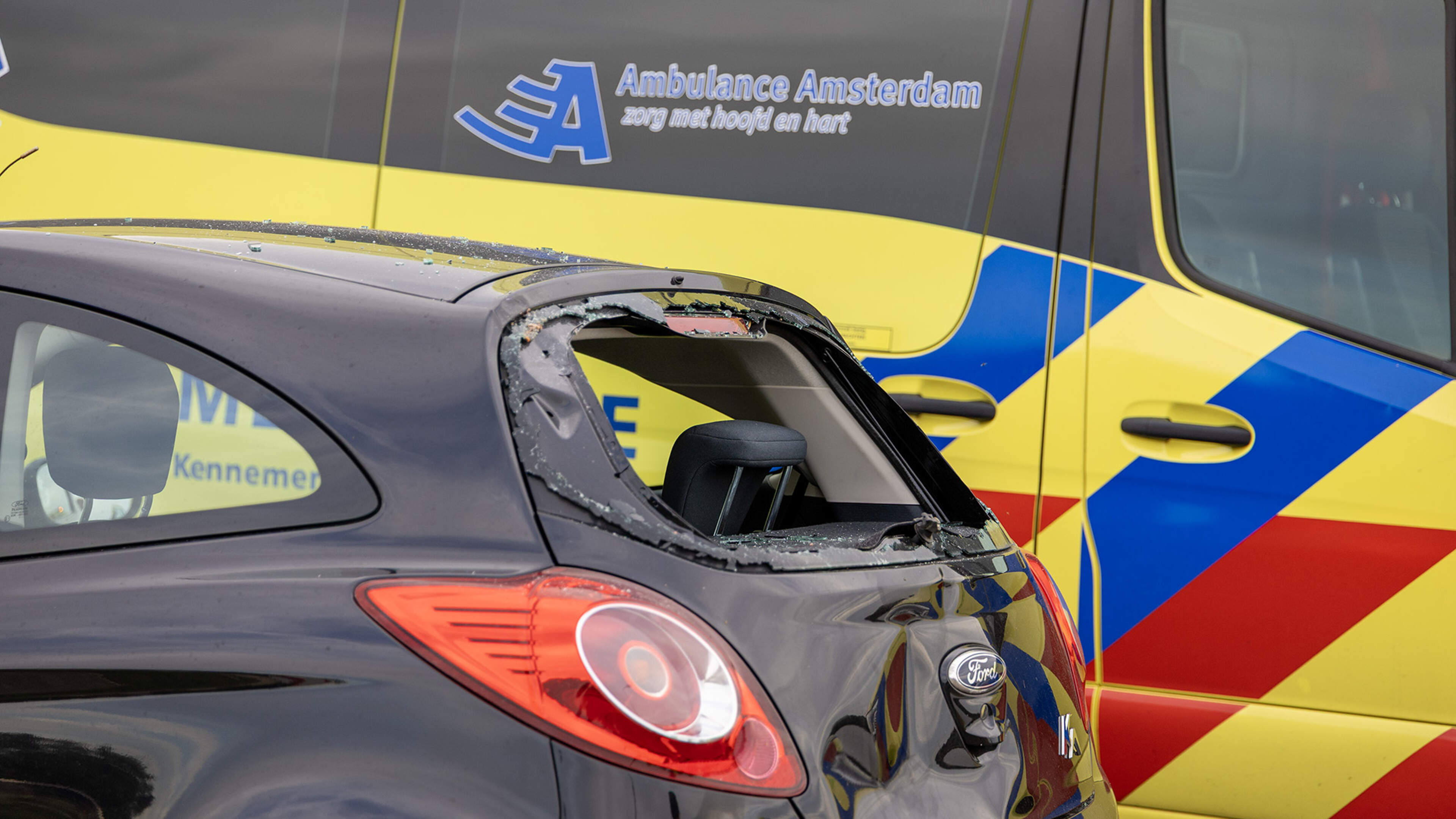 Cyclist crashes into back of car on Cruquiusdijk, taken to hospital