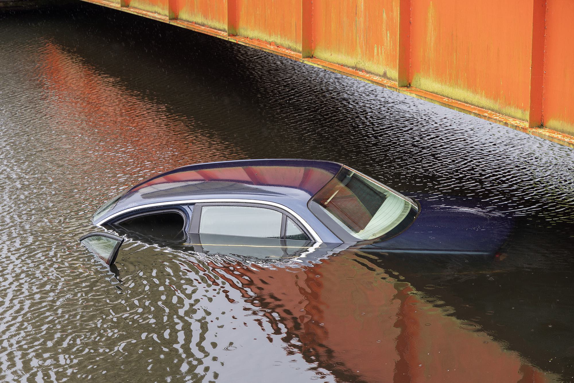 Automobilist belandt in water tijdens parkeren in Cruquius