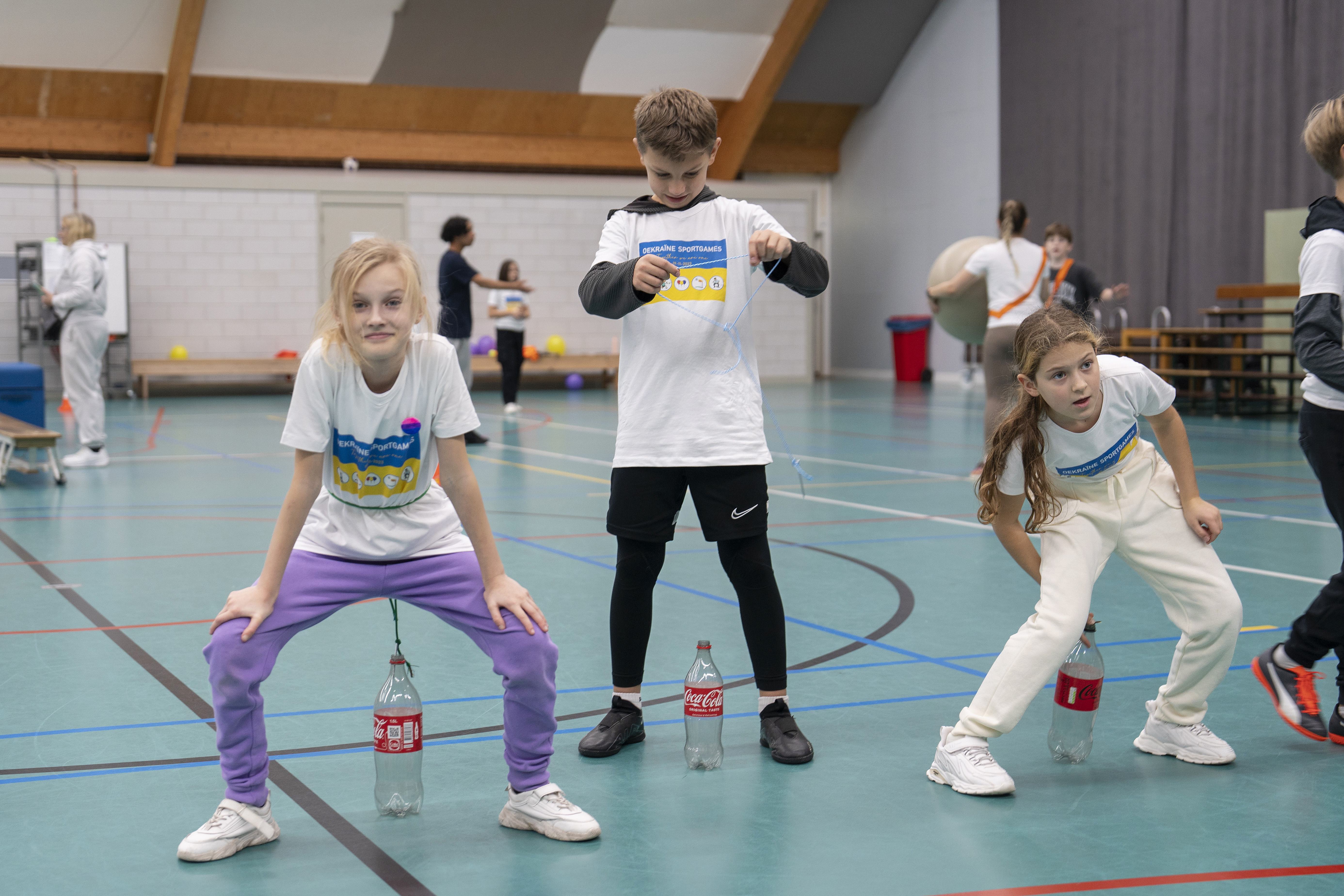 Sport- en spelplezier voor Oekraïense kinderen in Overveen, inclusief oud-Hollands spijkerpoepen. ’D