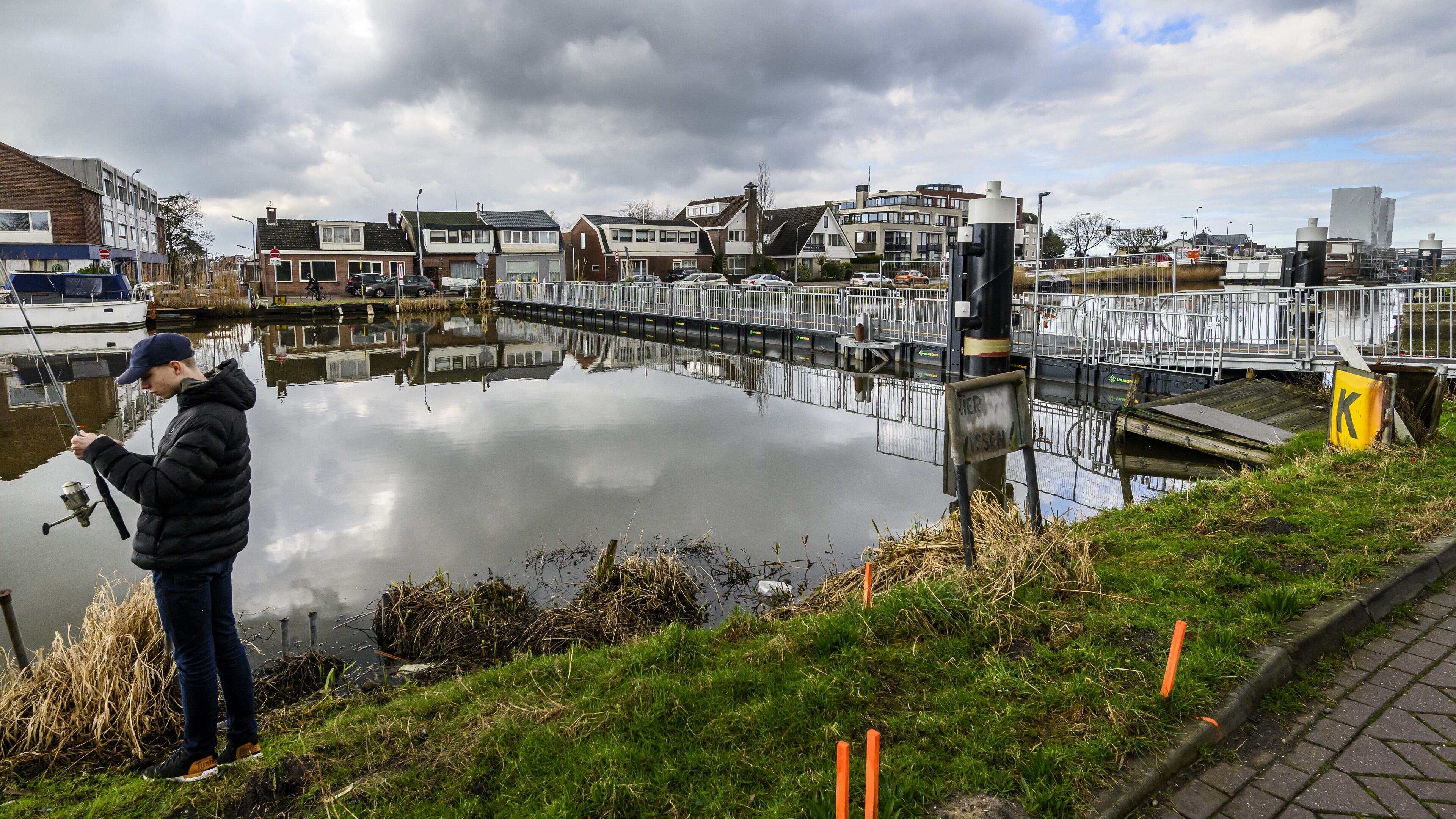 Drie tijdelijke bruggen tegelijk over de Ringvaart van Haarlemmermeer