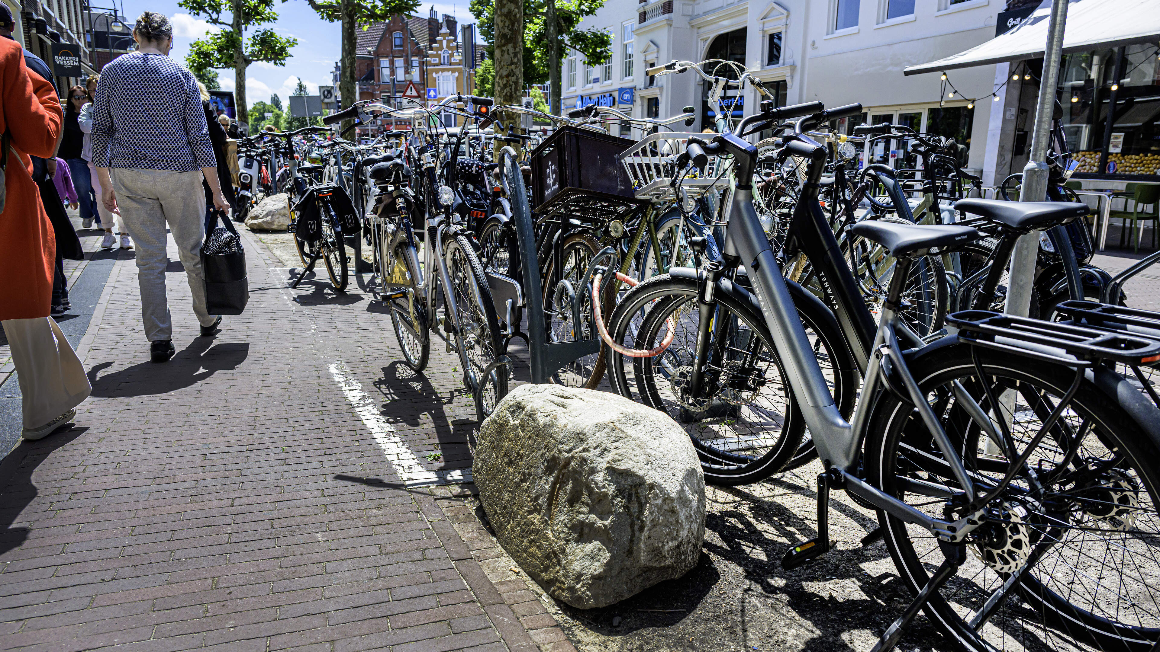 Controversial boulders now also appearing in Grote Houtstraat green spaces. 'Greener? It's becoming stonier'