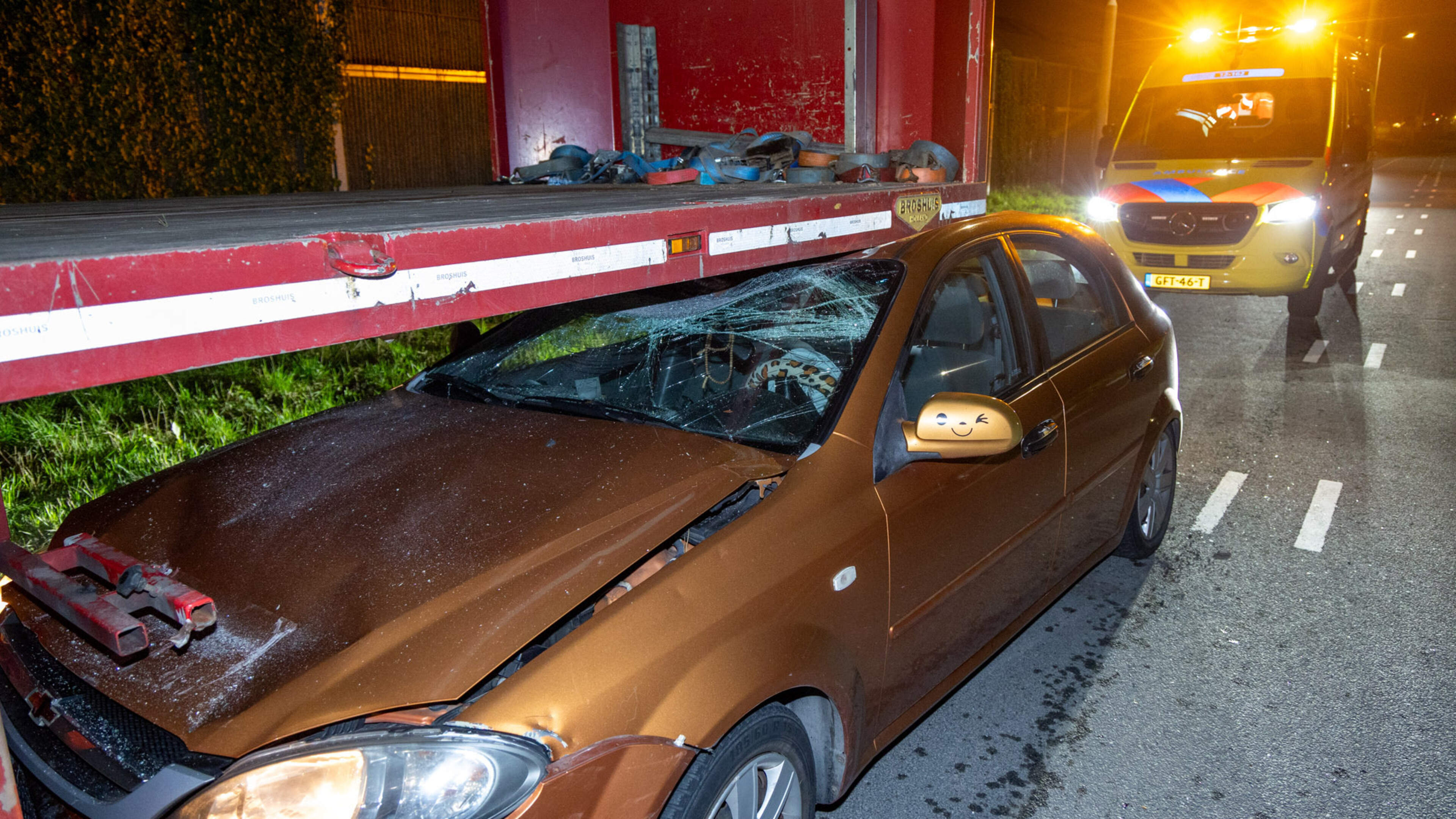 Car trapped under trailer in Vijfhuizen, driver taken to hospital