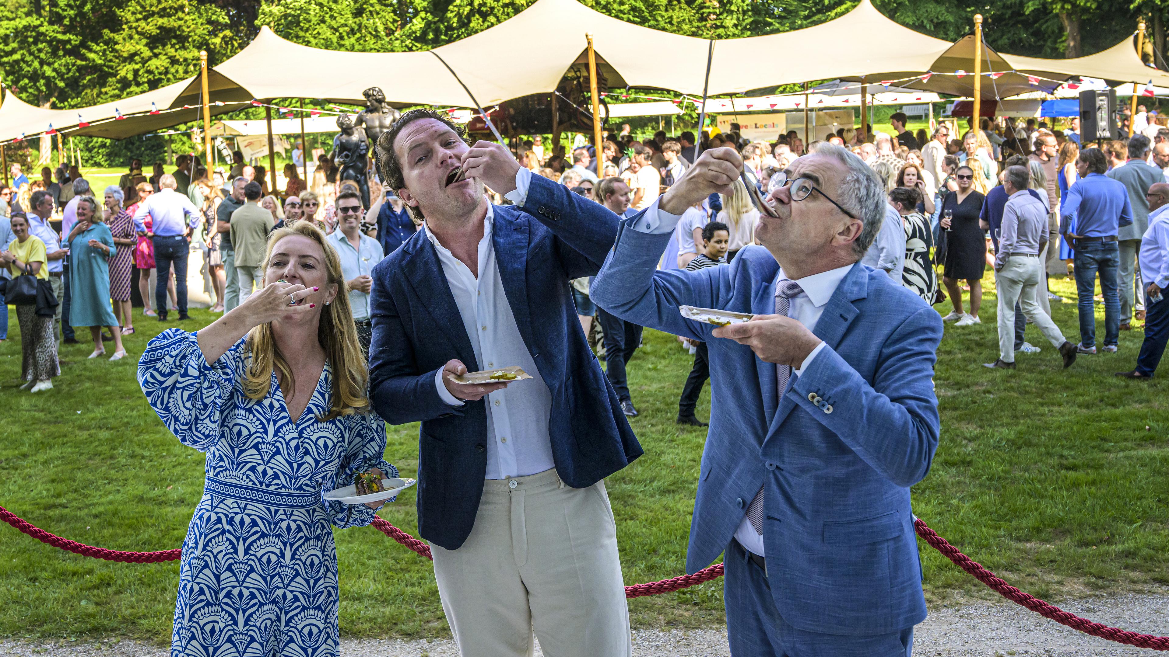 Burgemeester Jos Wienen hapt Haarlemse Nieuwe op haringparty