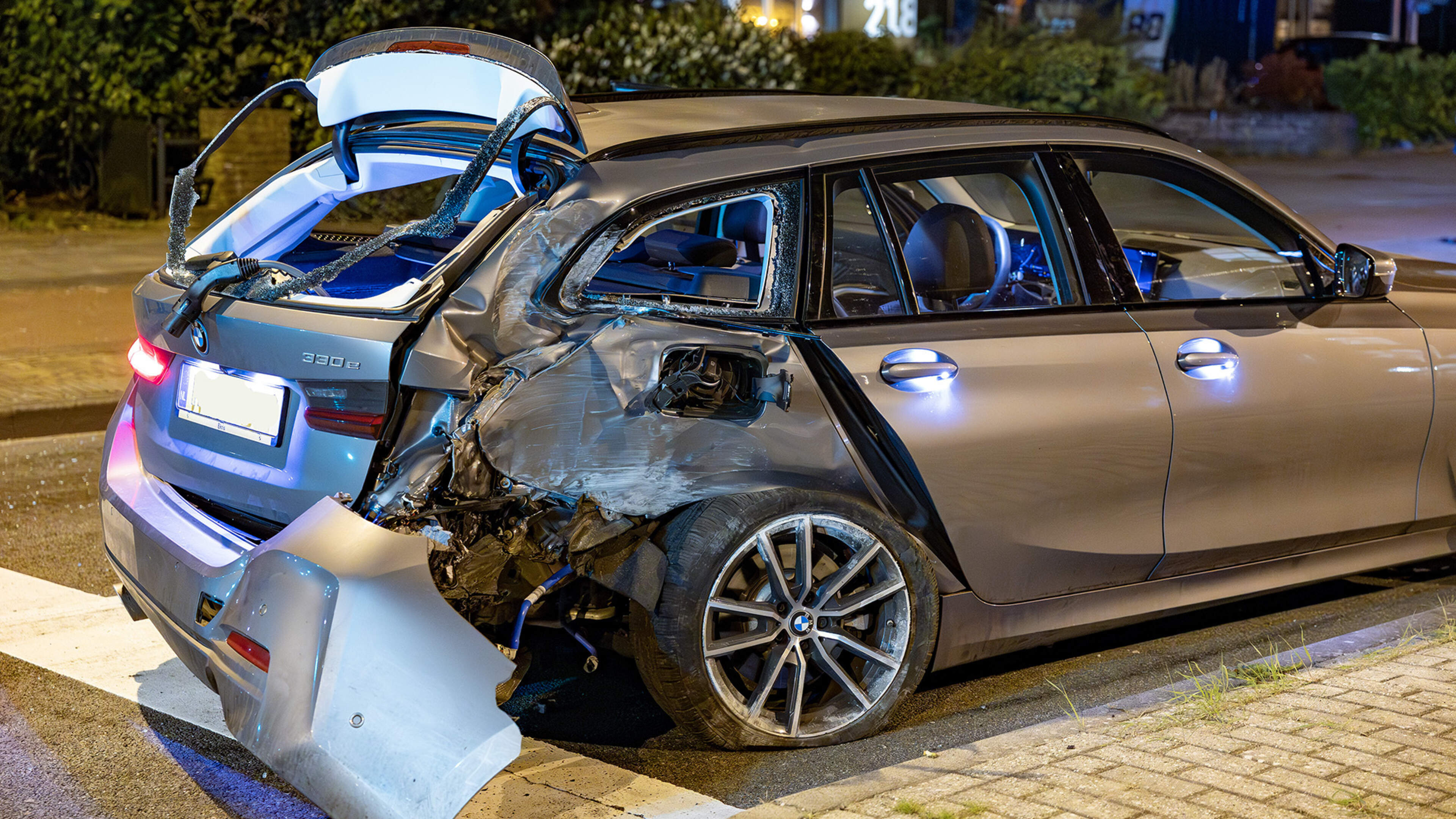 Car rams lamppost in Haarlem