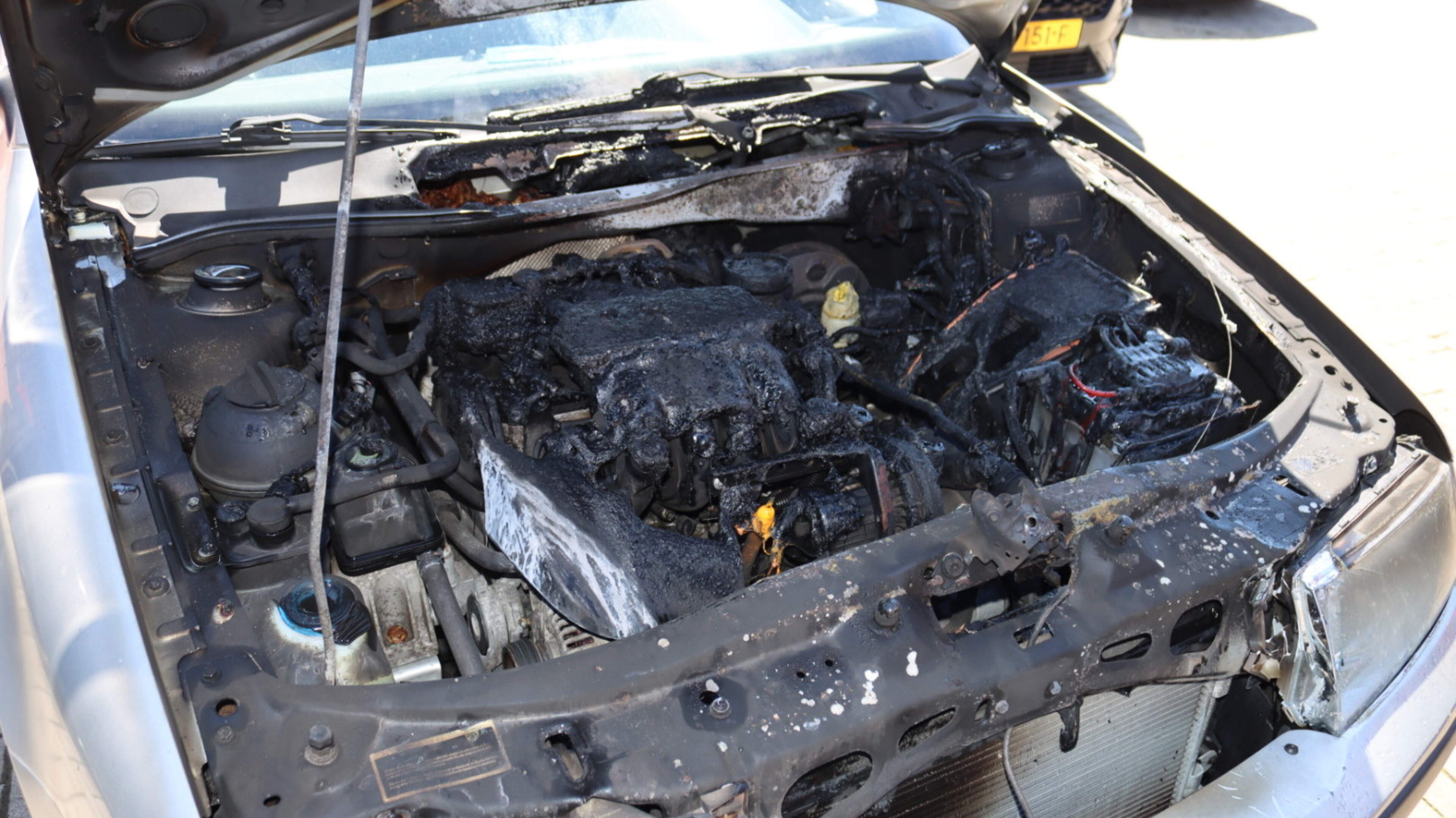 Car catches fire in parking lot in center of Hillegom