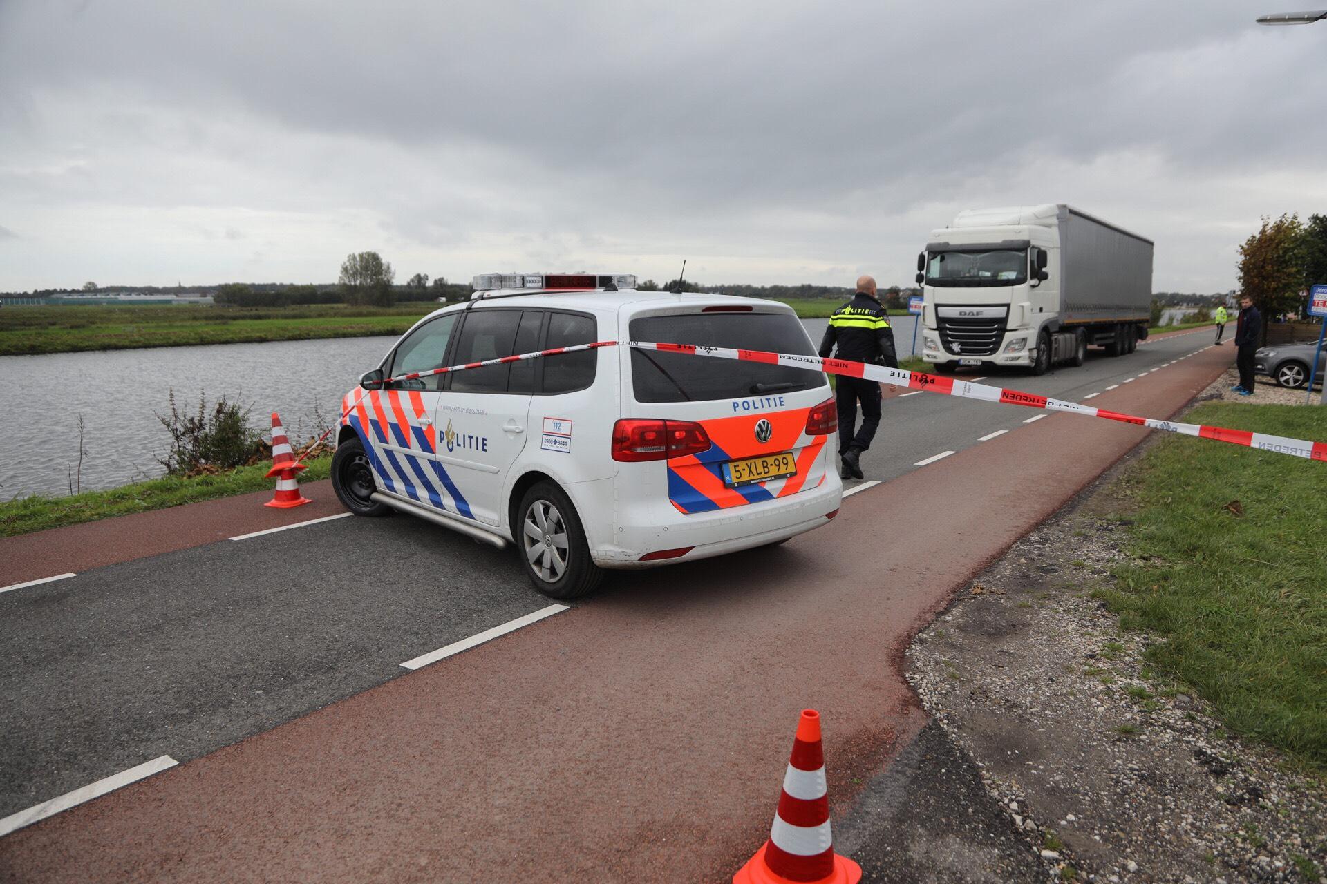 Auto in Ringvaart bij Beinsdorp na aanrijding