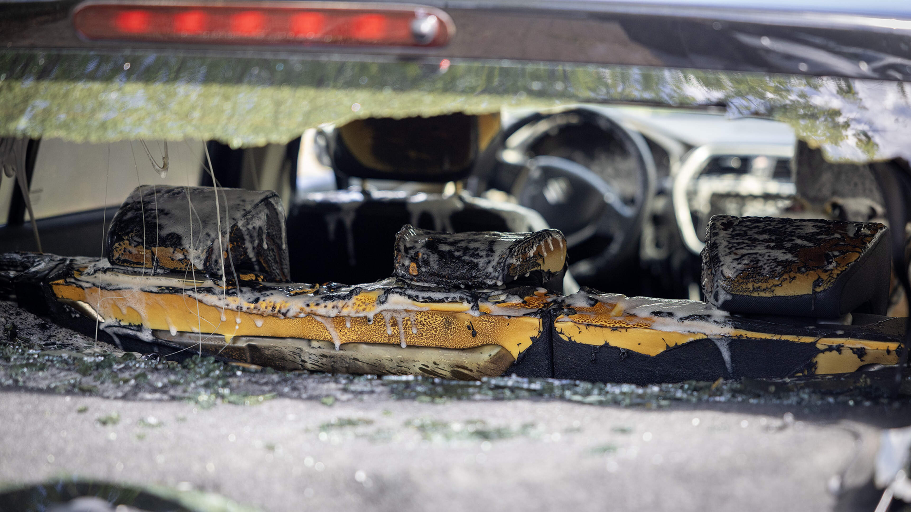Car set on fire opposite Haarlem police station, suspect arrested