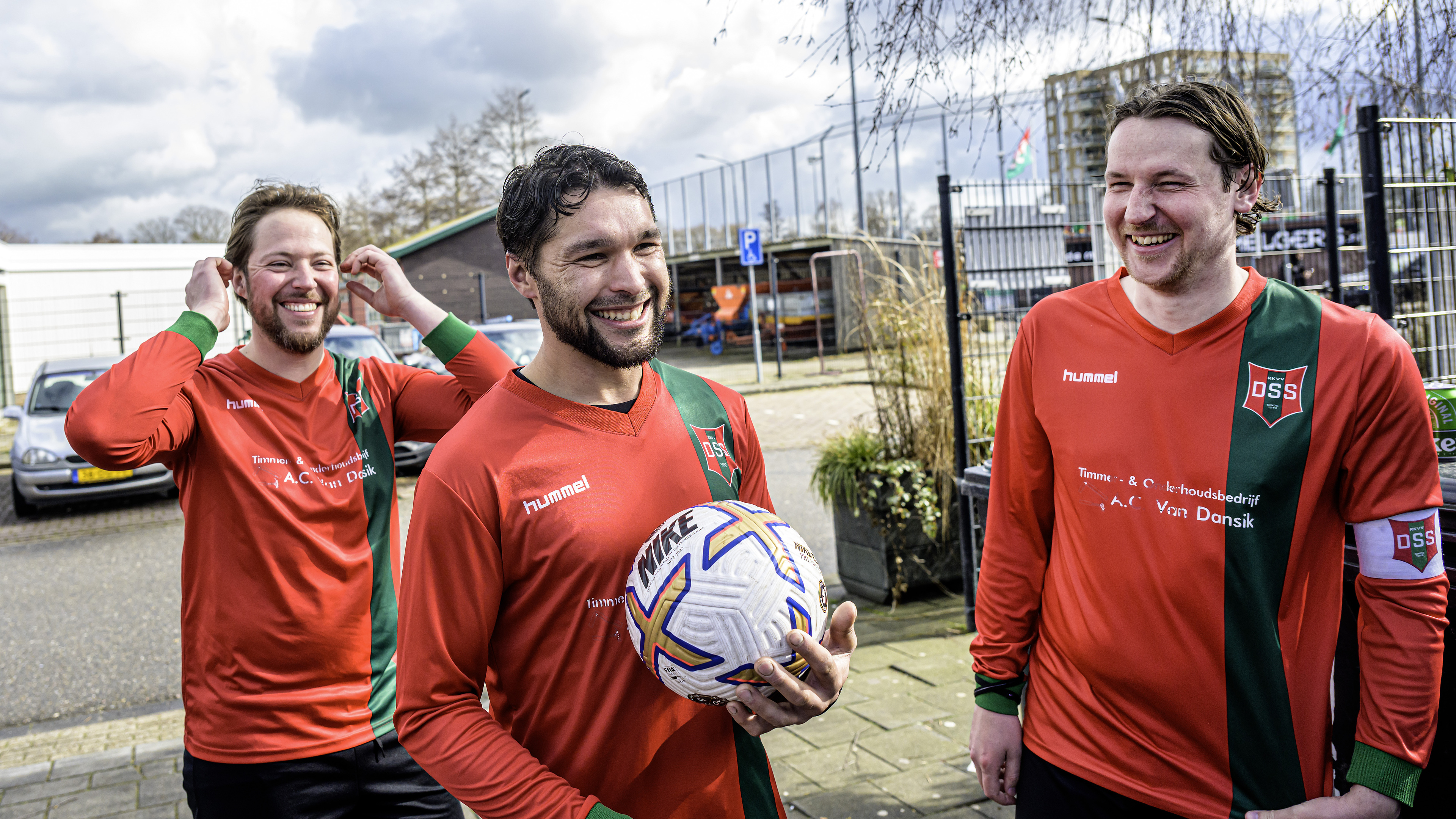 In the football canteen, it’s not about politics. ‘No, we’re talking about the laundry bag’