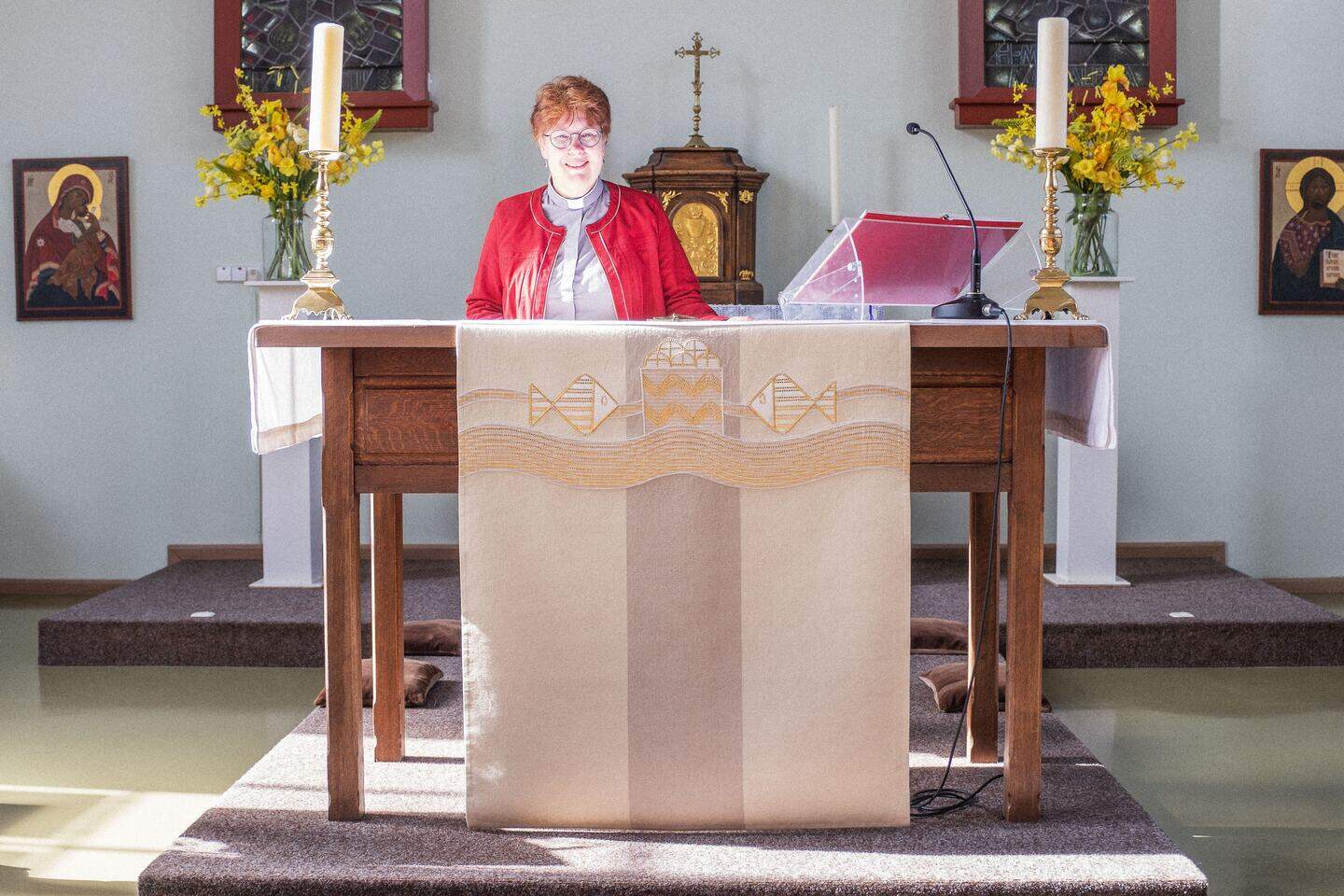 Erna%20Peijnenburg%20achter%20het%20altaar%20van%20de%20oud-katholieke%20kerk%20in%20Alkmaar.jpg