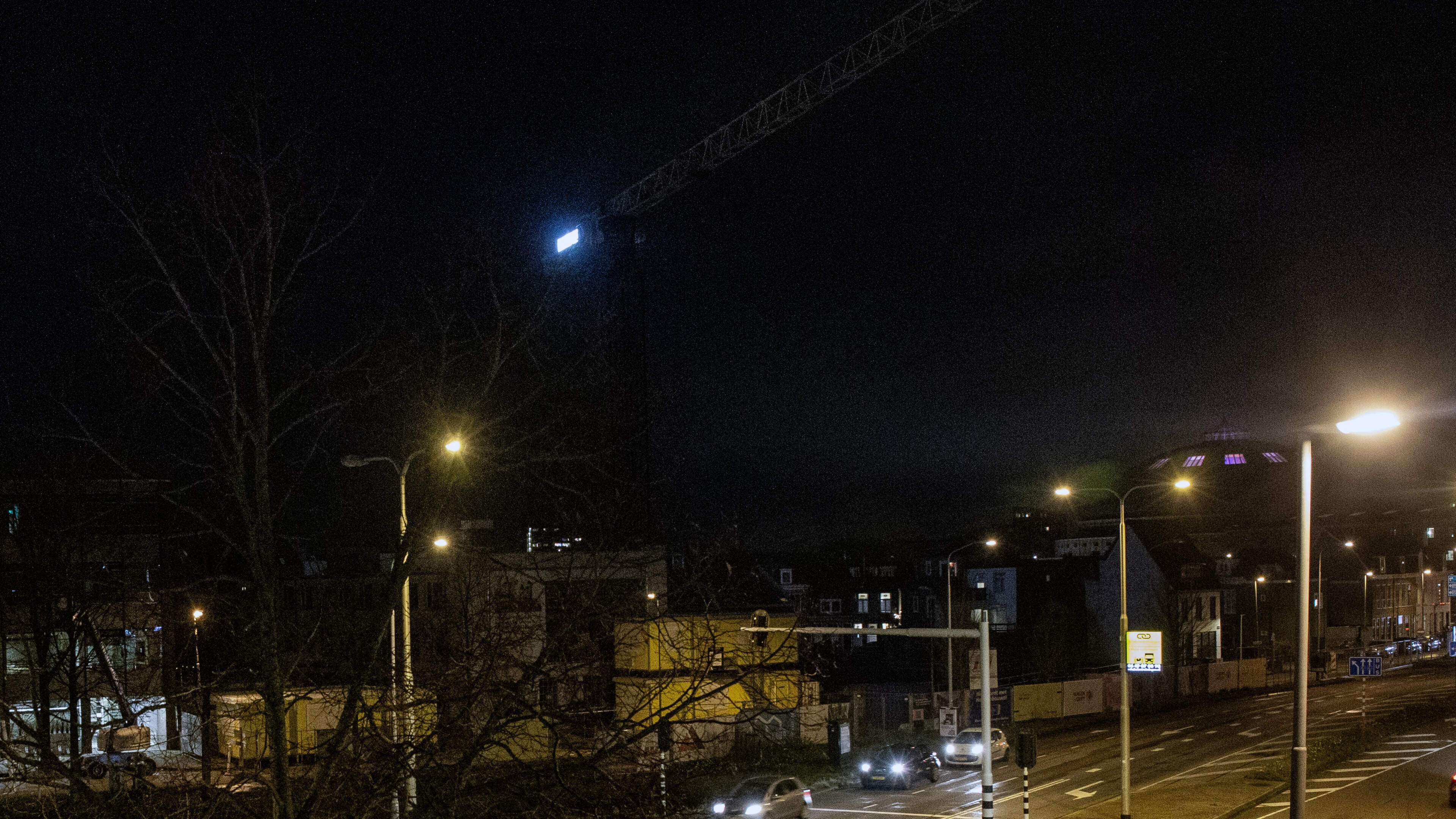 A giant extra lamppost or oversized advertising pillar: Why would a contractor advertise cat food at the top of their crane?