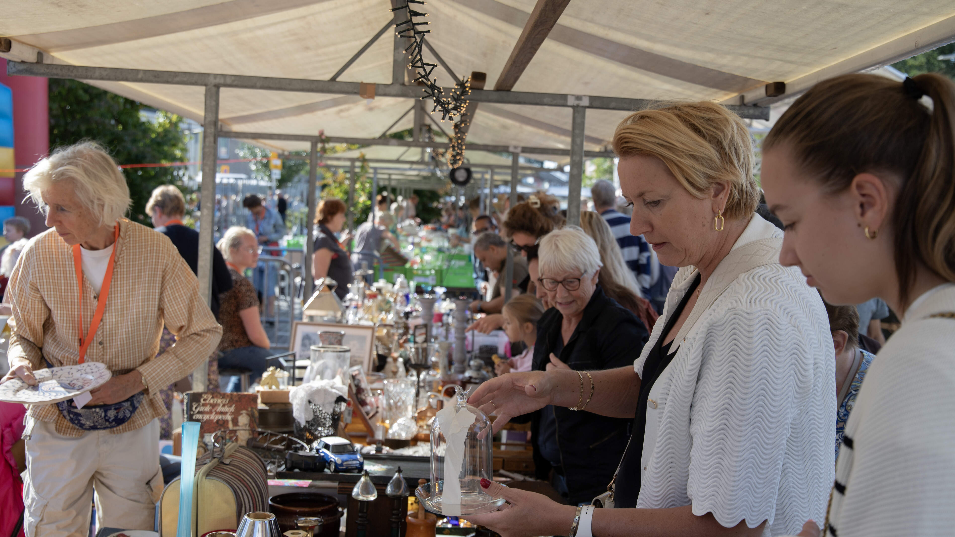 New location for packed flea market and fair in Parkwijk with more than 220 stalls