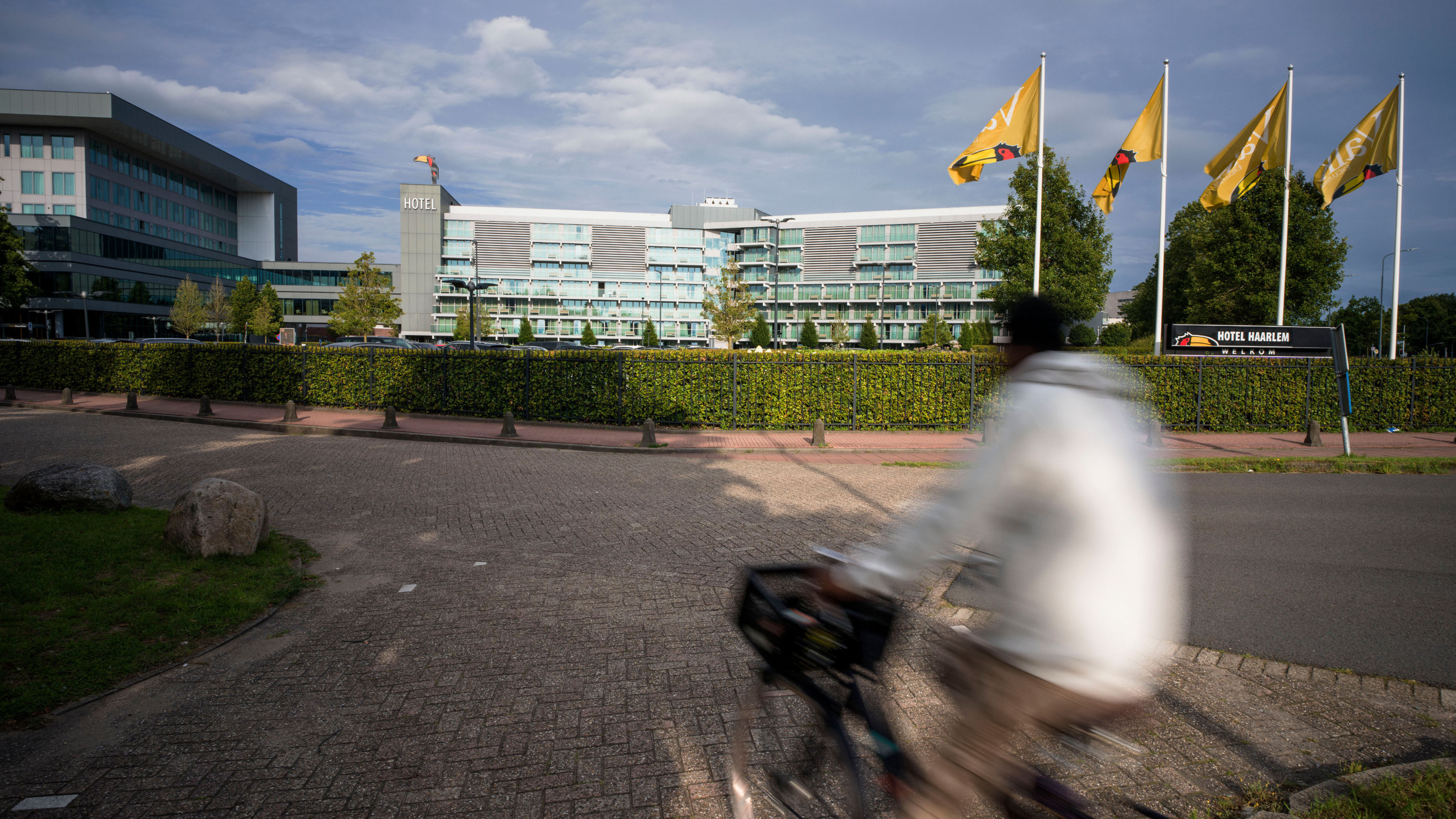 Van der Valk Haarlem fears guests will be blown off benches and sit in dark rooms due to housing project