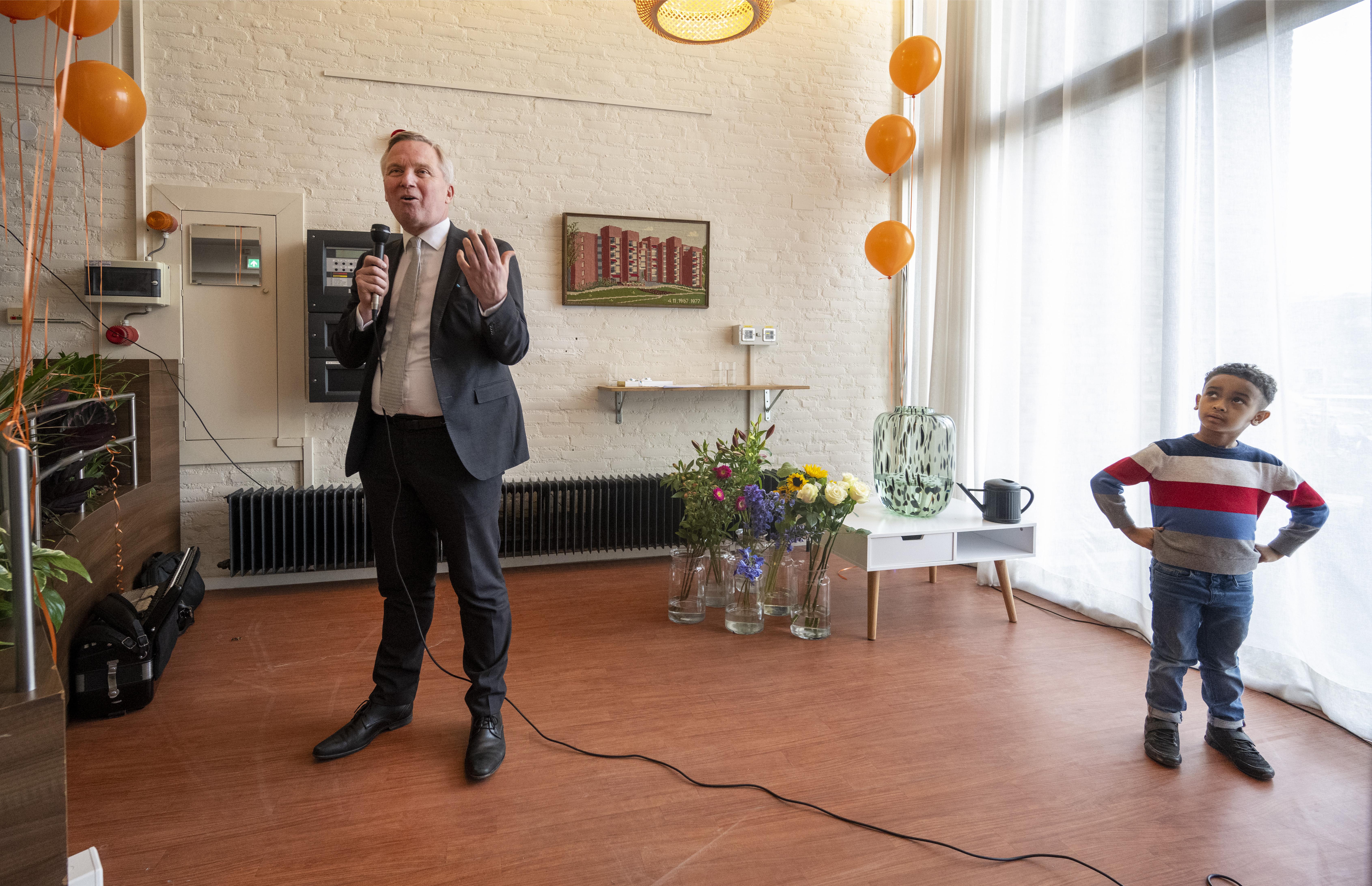 Feestelijke opening van Oldenhove in Overveen als plek voor statushouders. ’De wereld verandert en B