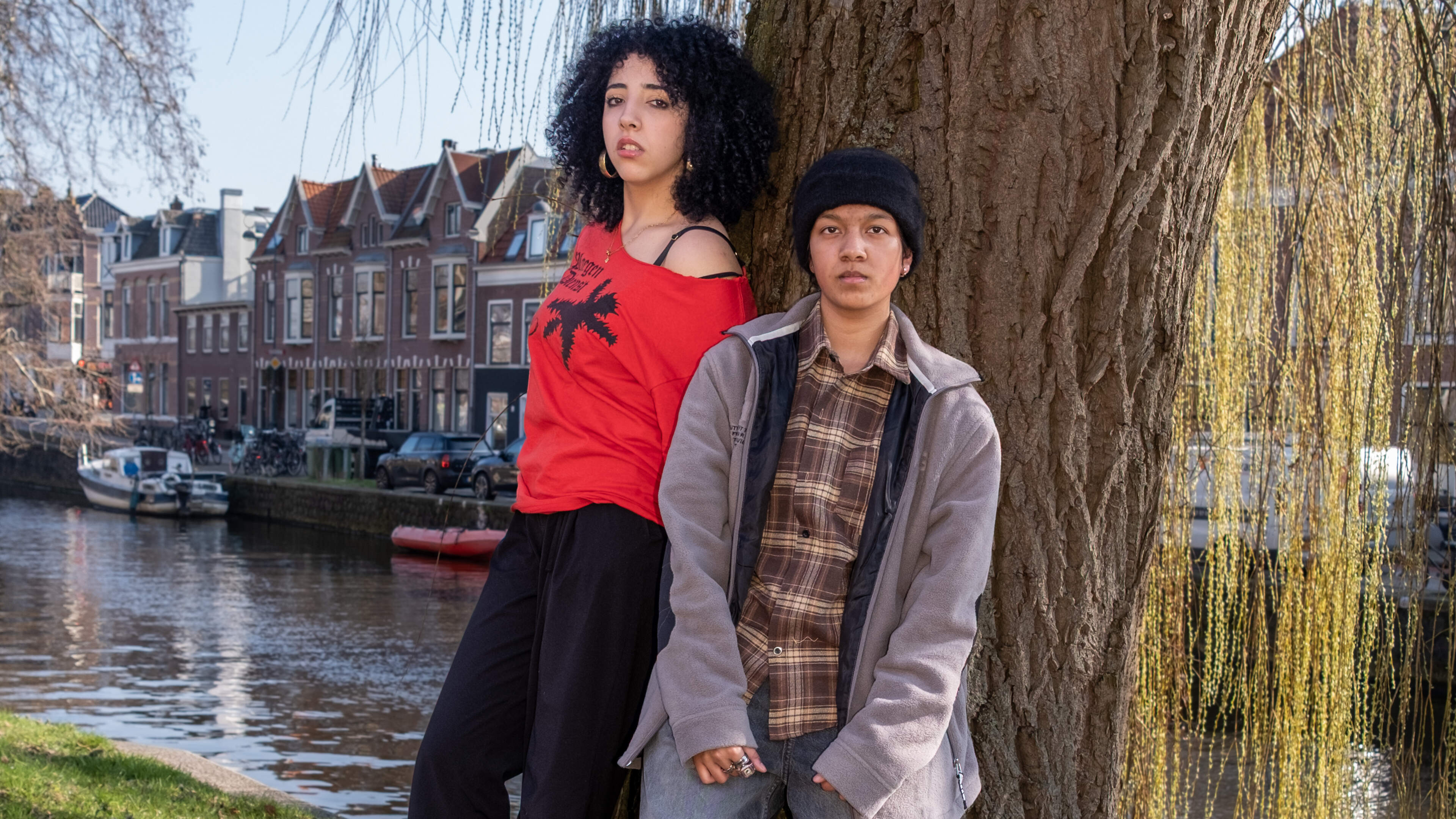 Jiya (16) and Elza (18) on their friendship: ‘Our friendship feels like a major plot twist’