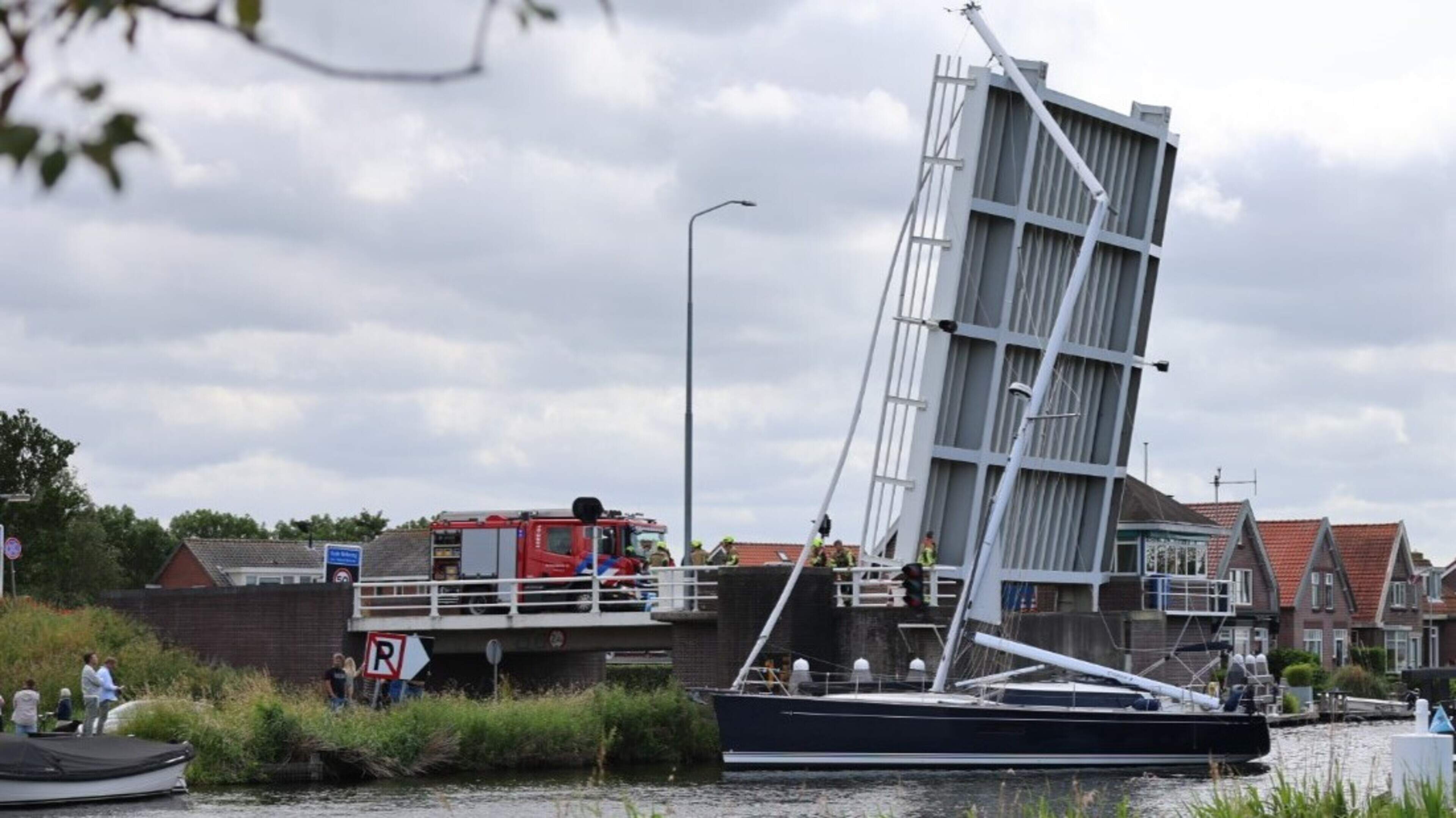 Sailboat mast snaps after collision in Weteringbrug, bridge remains open