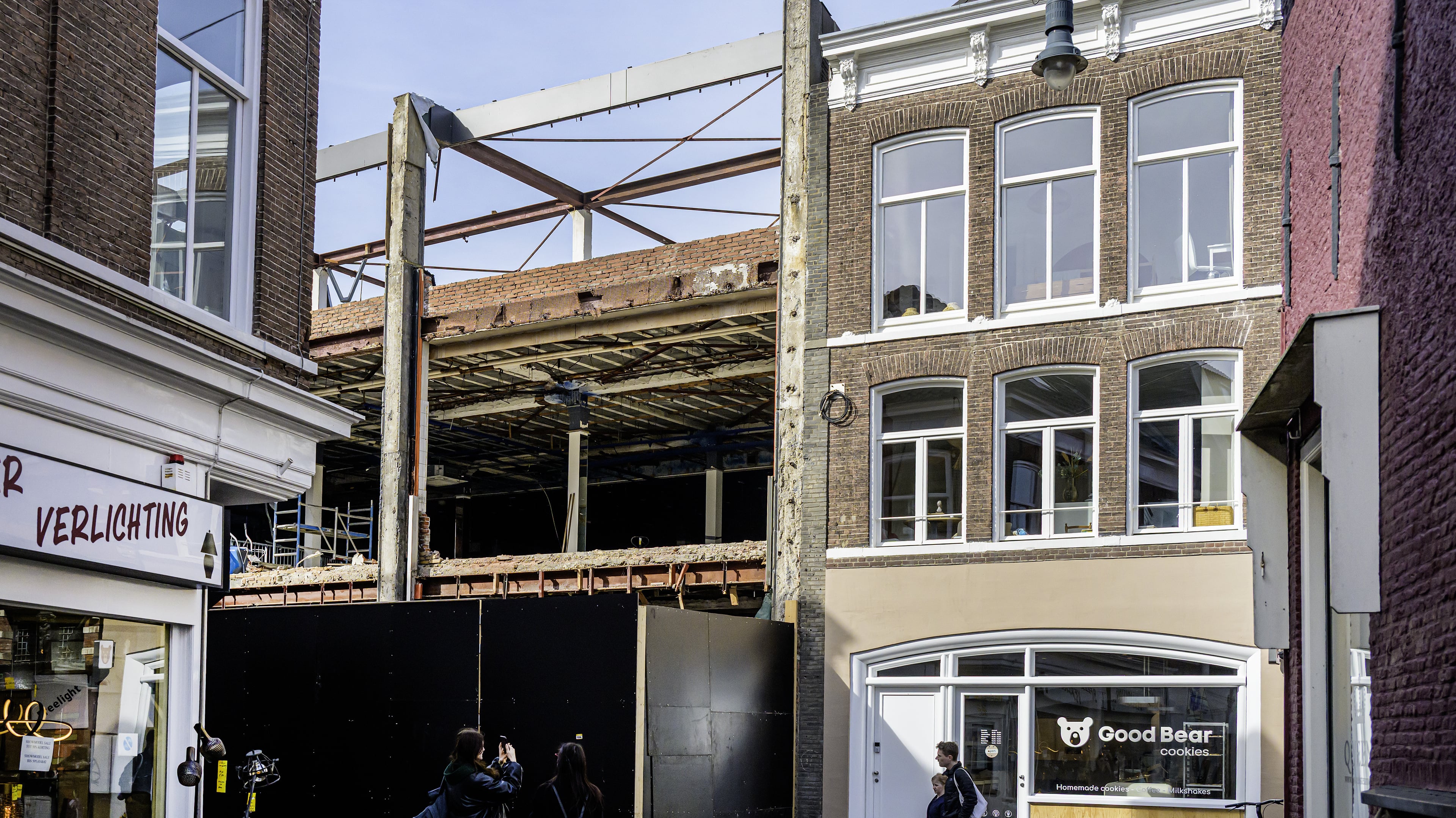 Demolition in Kruisstraat: Jan Sikkes and Bristol rapidly dismantled