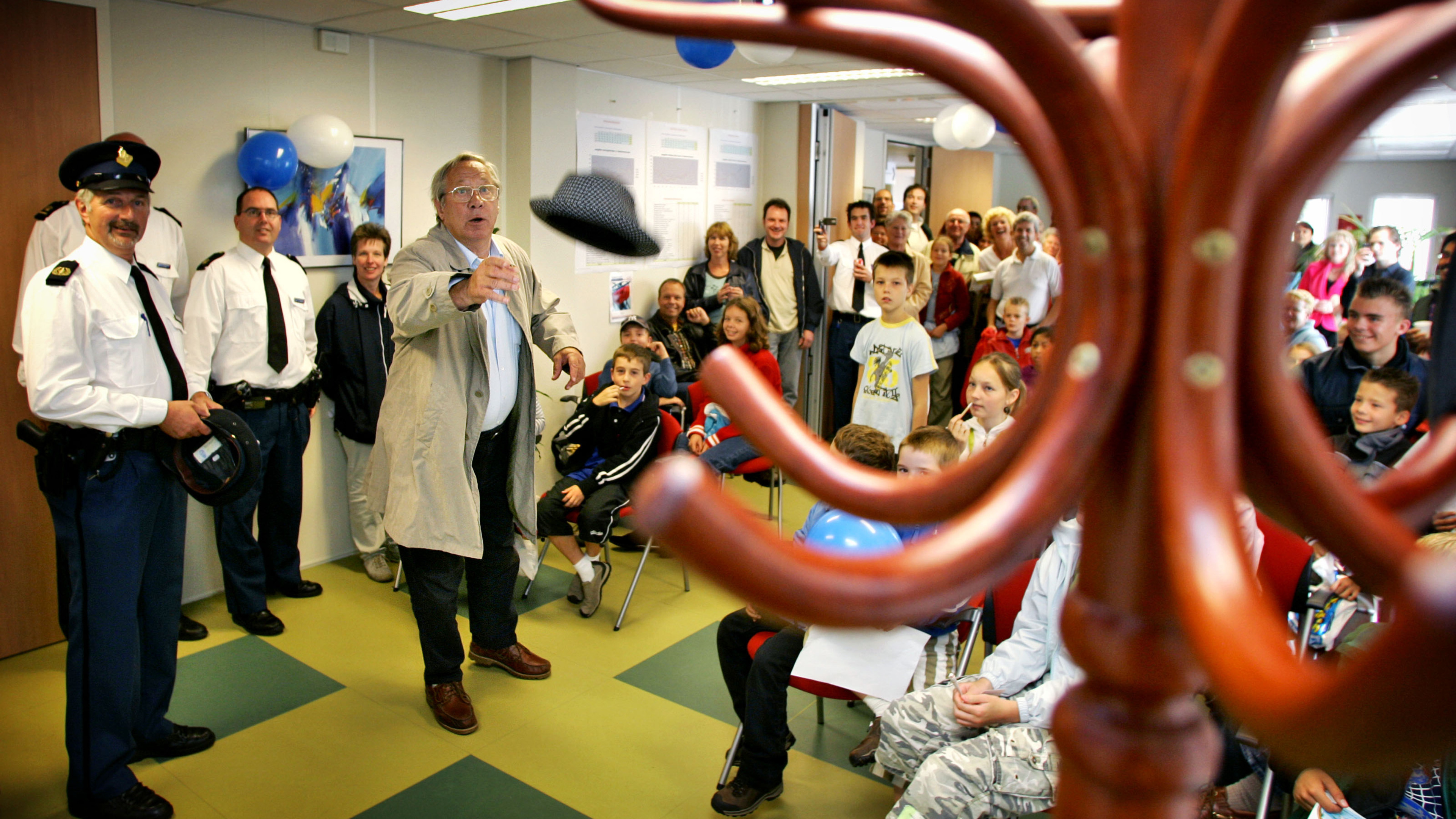 Lining up for Baantjer's autograph: How De Cock made a busy Nieuw-Vennep police station cheer