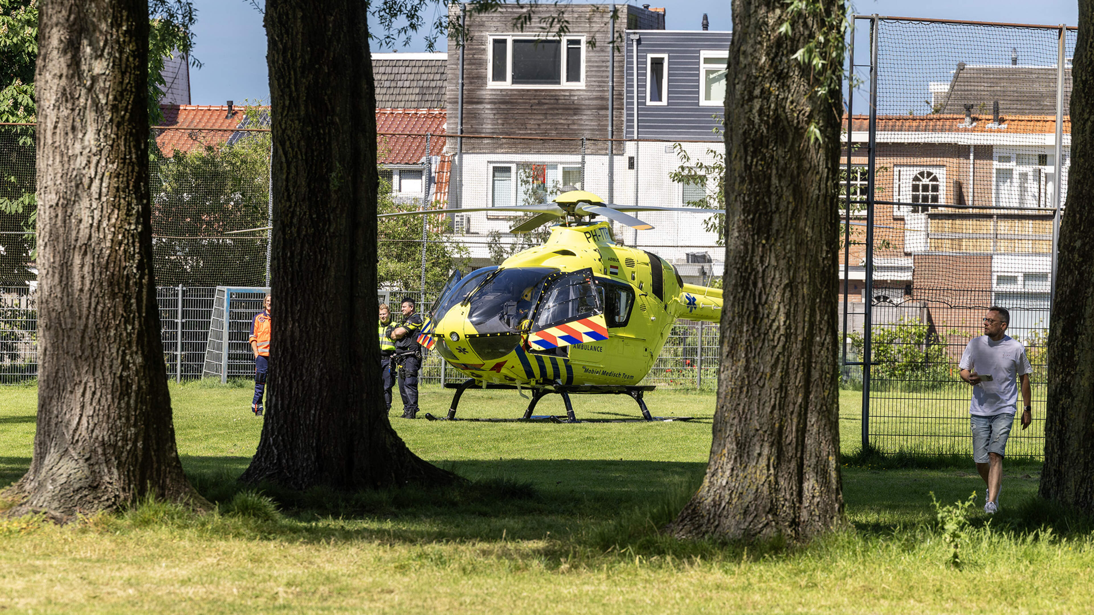 Man injured after falling from bench in Haarlem park, trauma helicopter deployed
