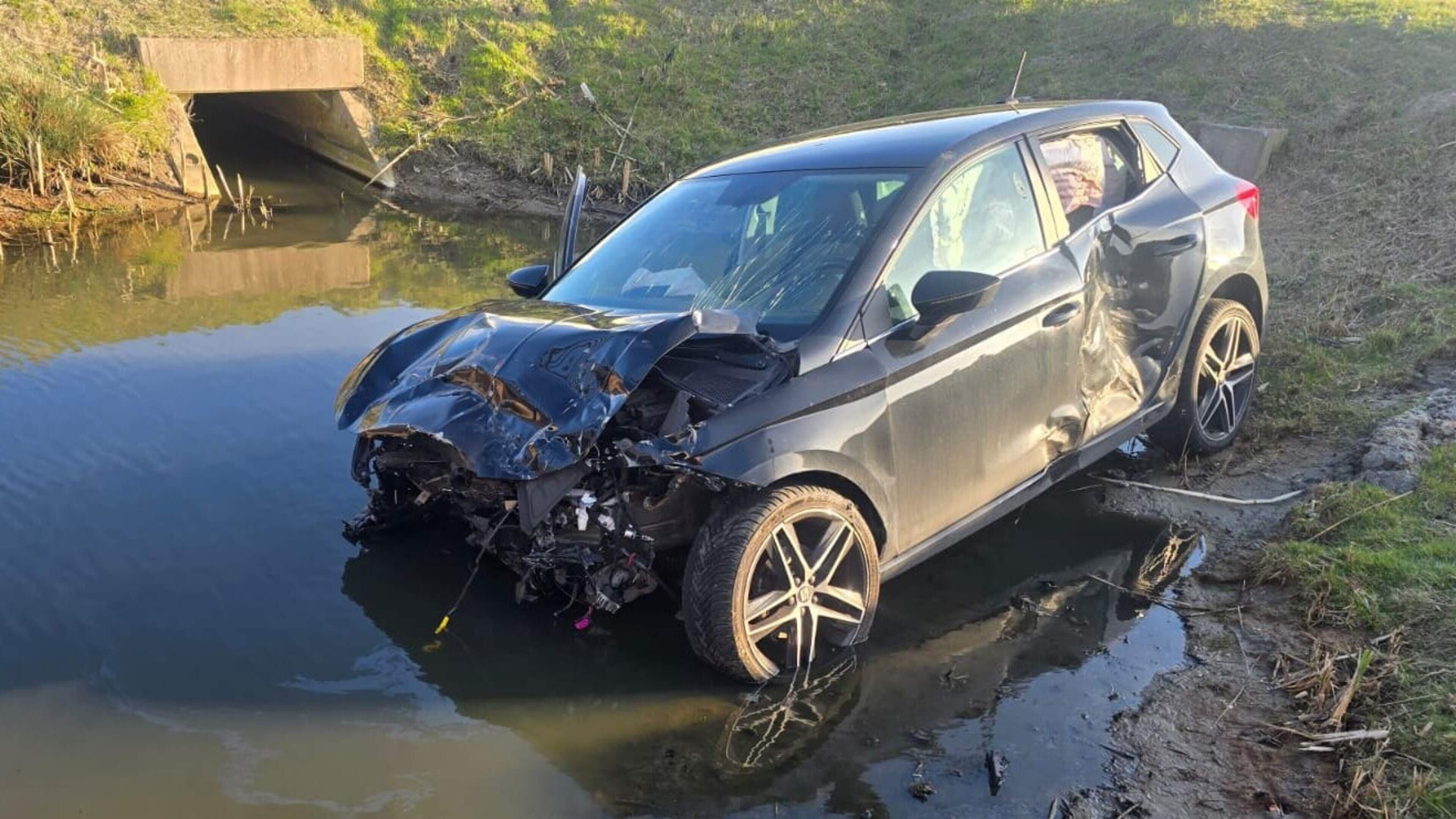 Havoc and injury in Hoofddorp intersection crash, car ends up in ditch